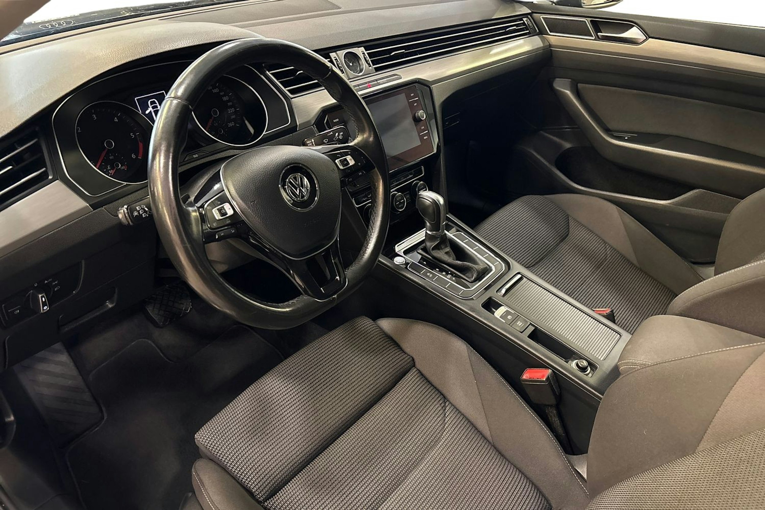 sininen Volkswagen Arteon 2018 kuva 7.