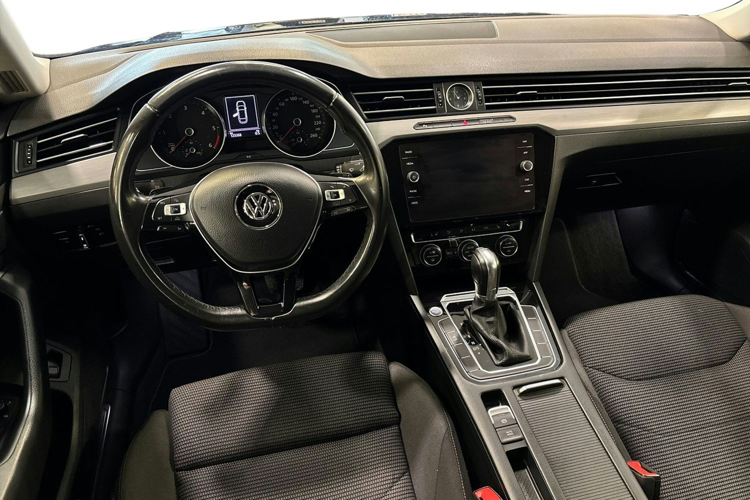 sininen Volkswagen Arteon 2018 kuva 9.