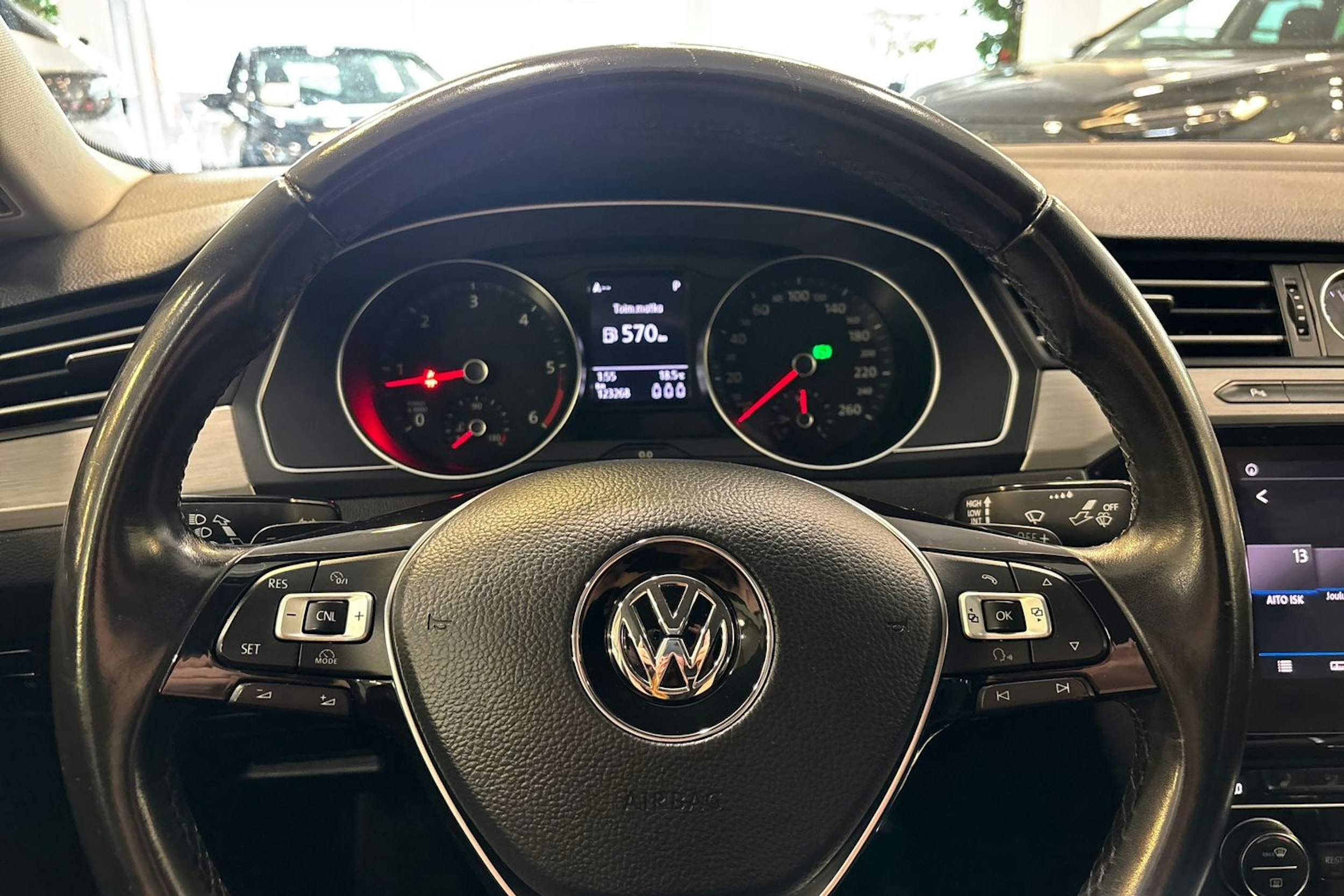 sininen Volkswagen Arteon 2018 kuva 15.