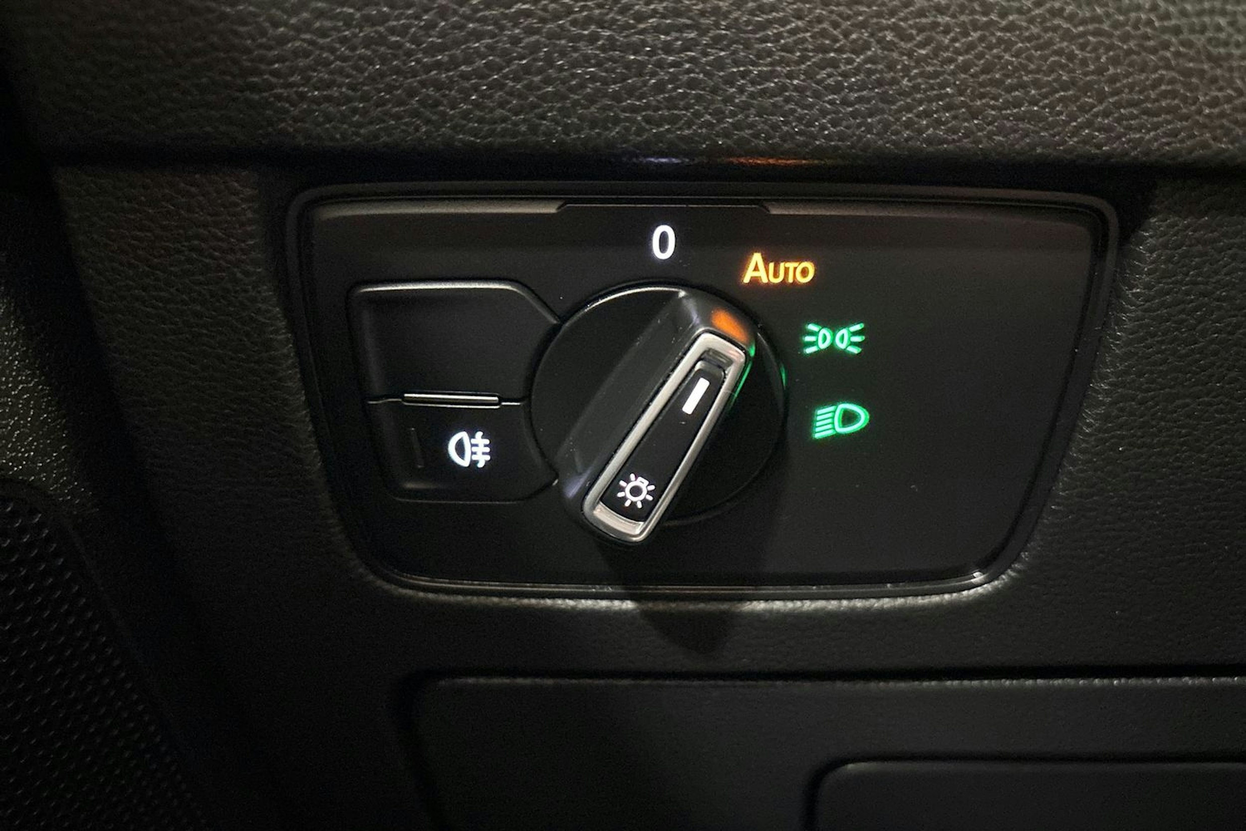 sininen Volkswagen Arteon 2018 kuva 19.