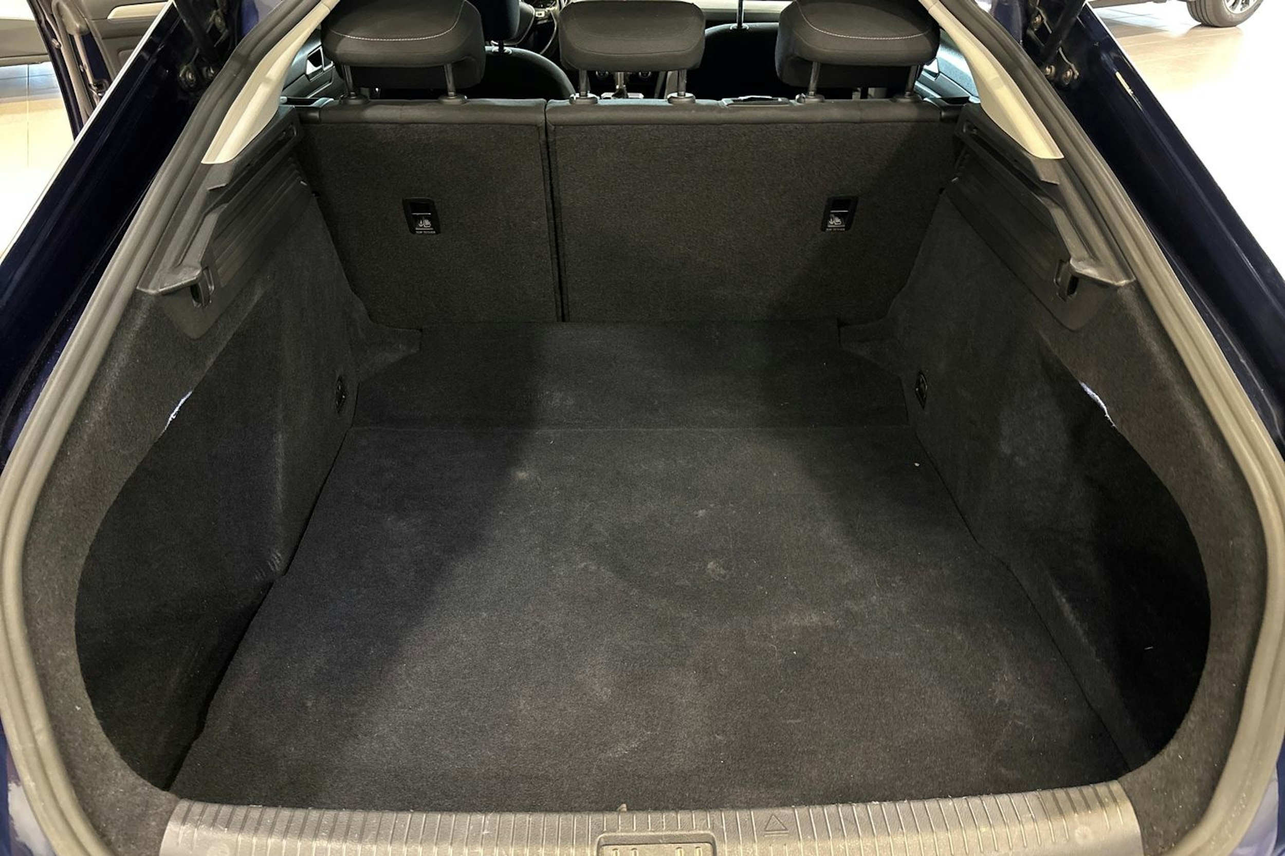 sininen Volkswagen Arteon 2018 kuva 27.