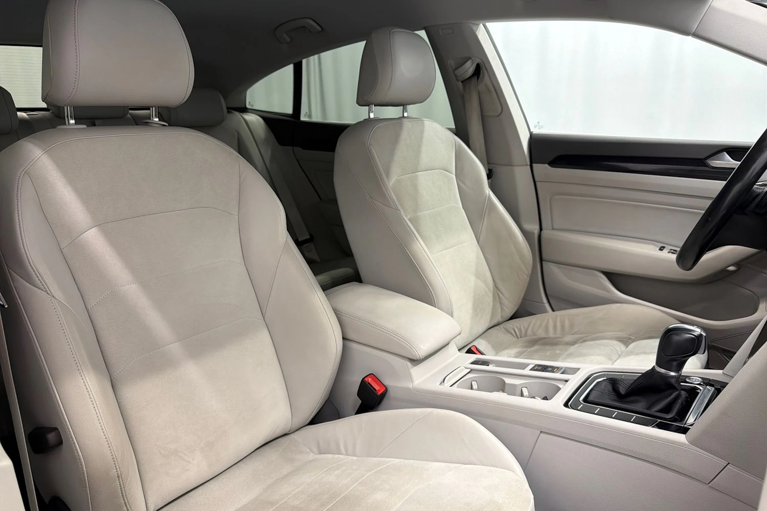 valkoinen Volkswagen Arteon 2018 kuva 11.