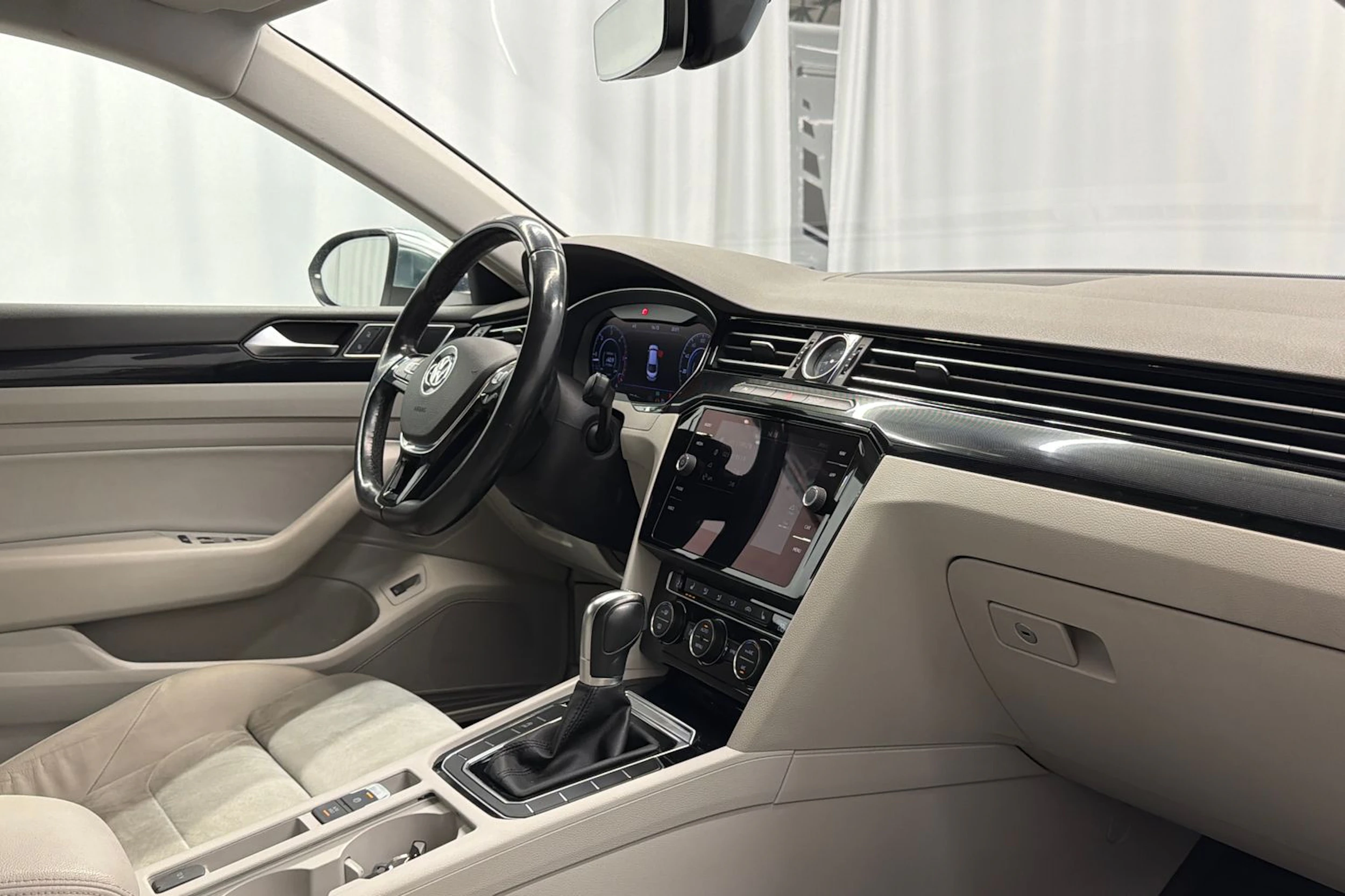 valkoinen Volkswagen Arteon 2018 kuva 12.