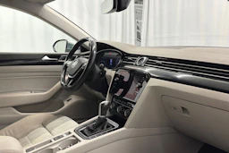 valkoinen Volkswagen Arteon 2018 kuva 12.