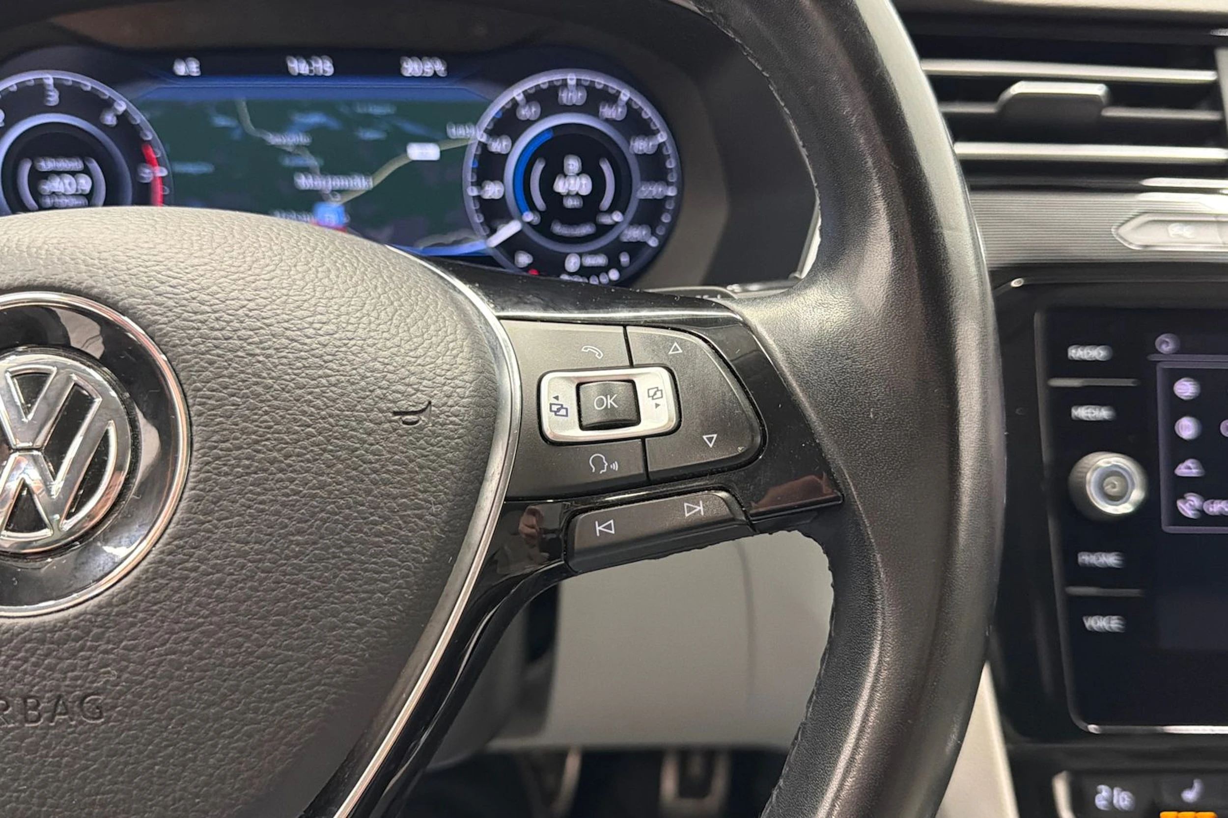 valkoinen Volkswagen Arteon 2018 kuva 18.