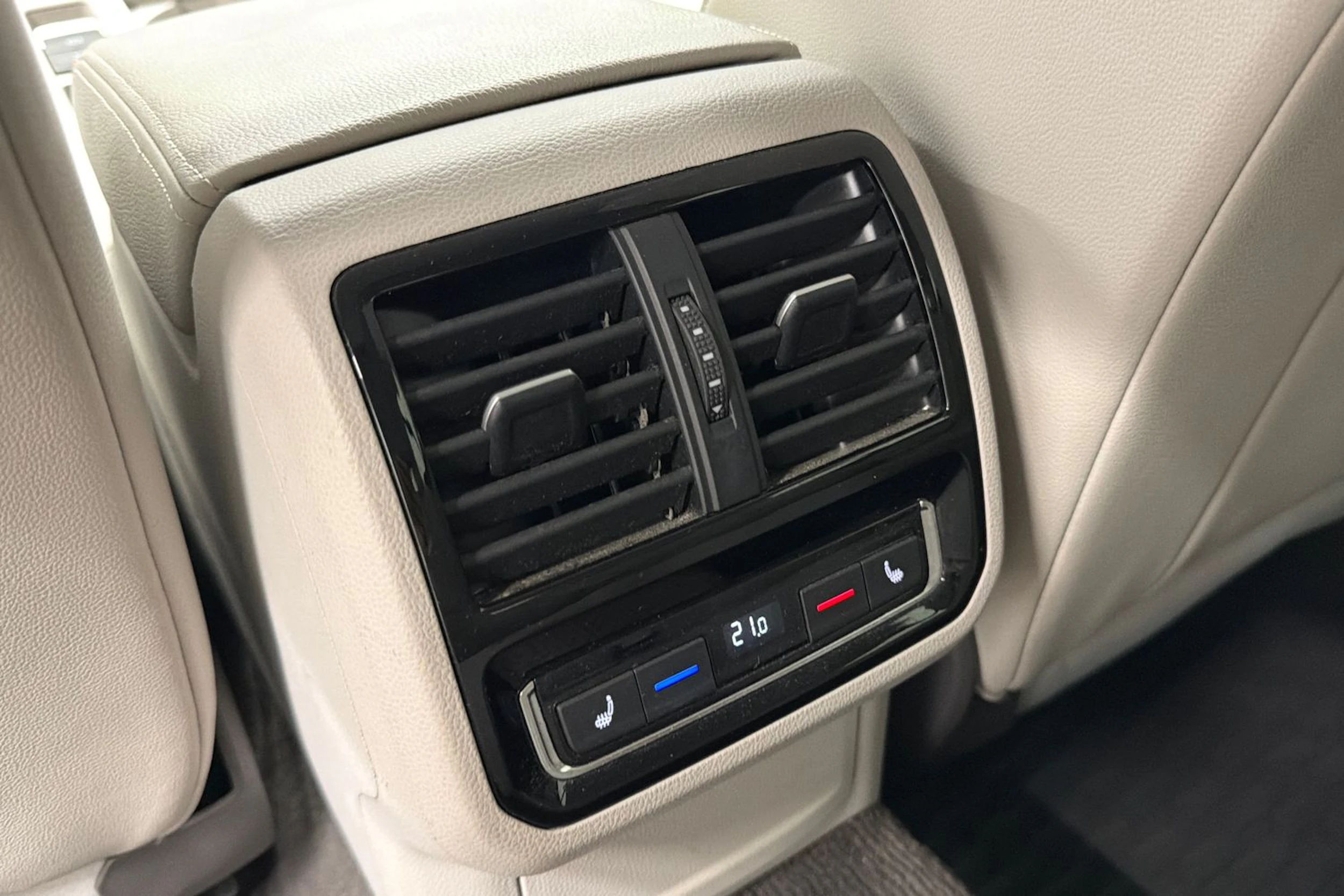 valkoinen Volkswagen Arteon 2018 kuva 19.