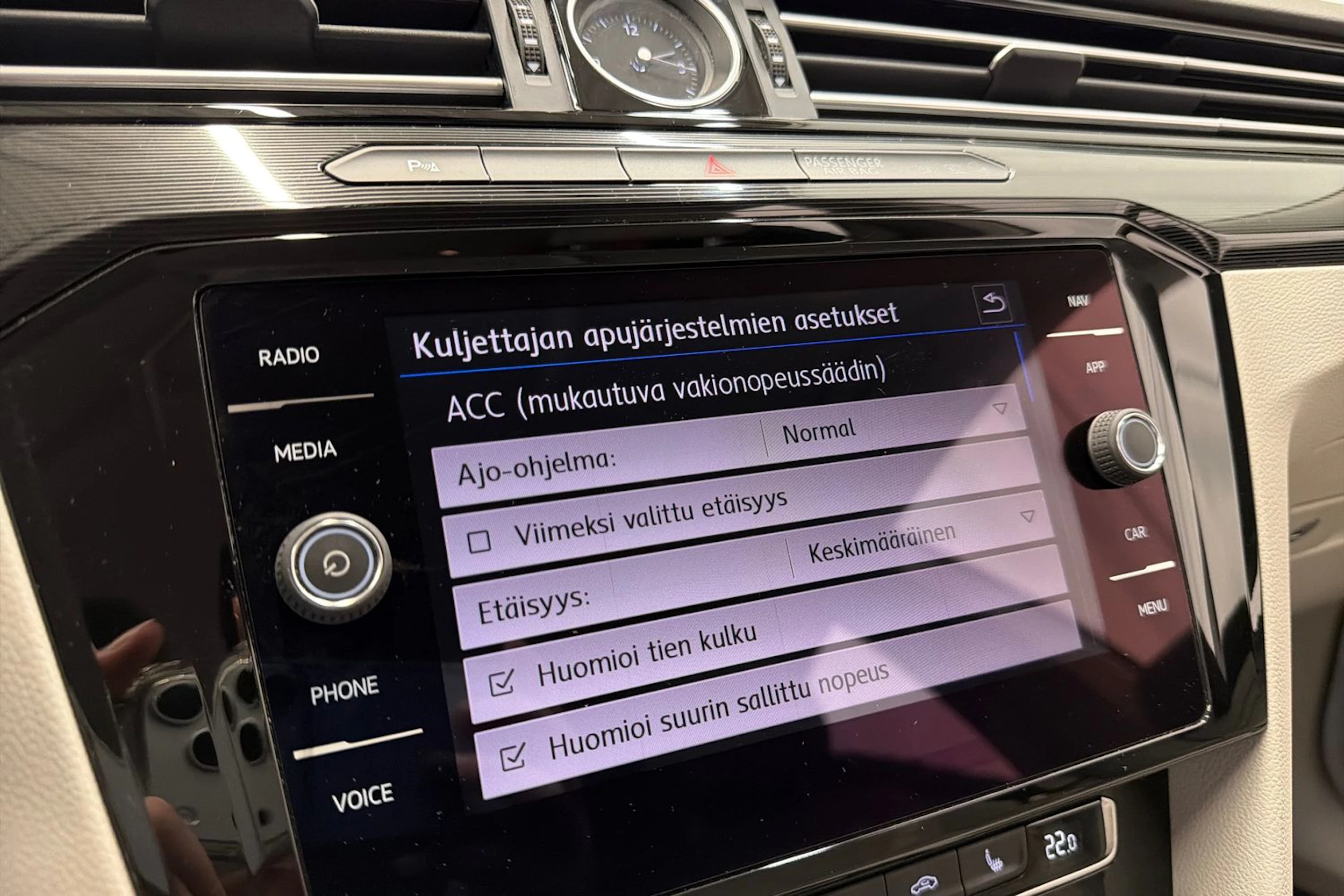 valkoinen Volkswagen Arteon 2018 kuva 22.