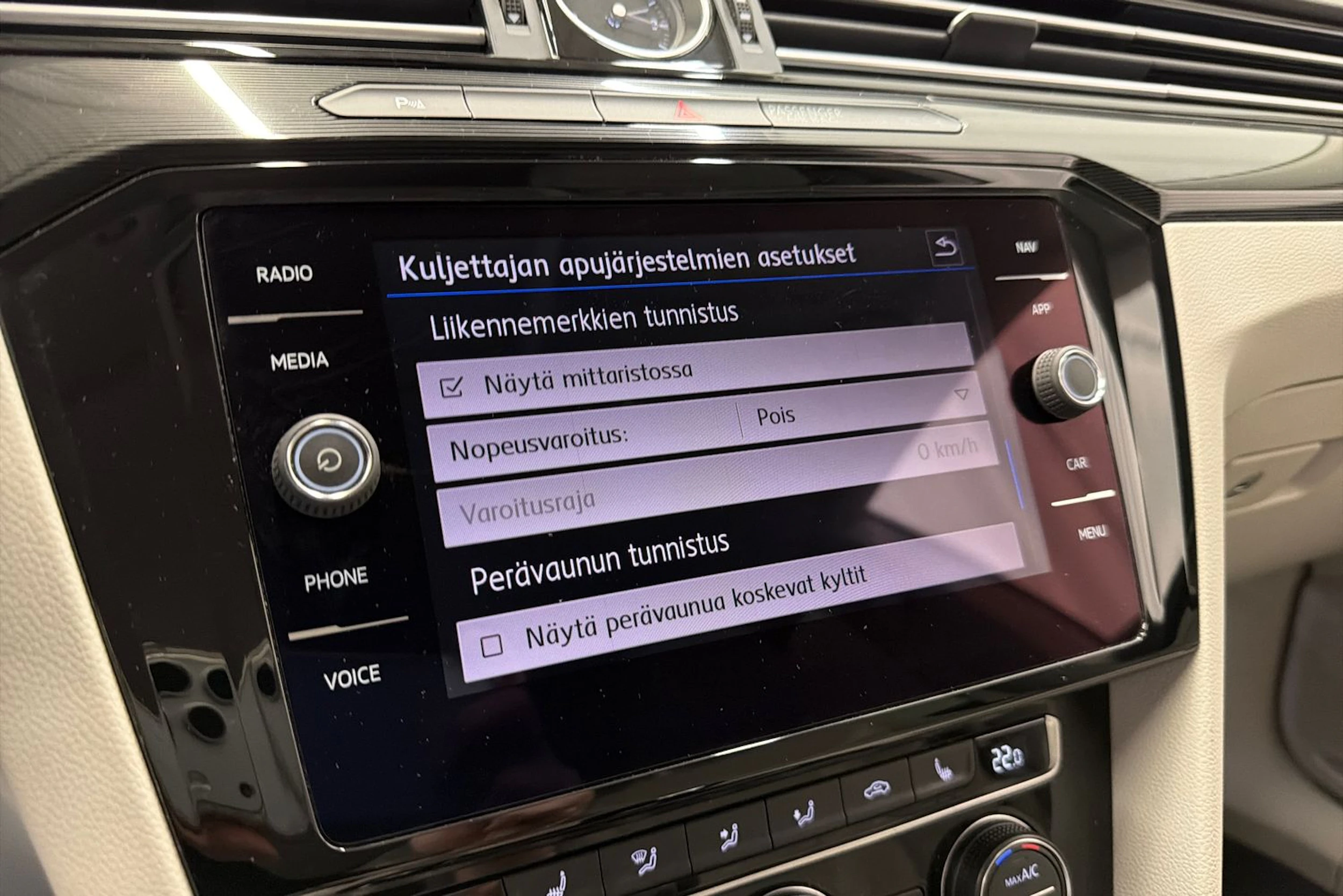 valkoinen Volkswagen Arteon 2018 kuva 24.