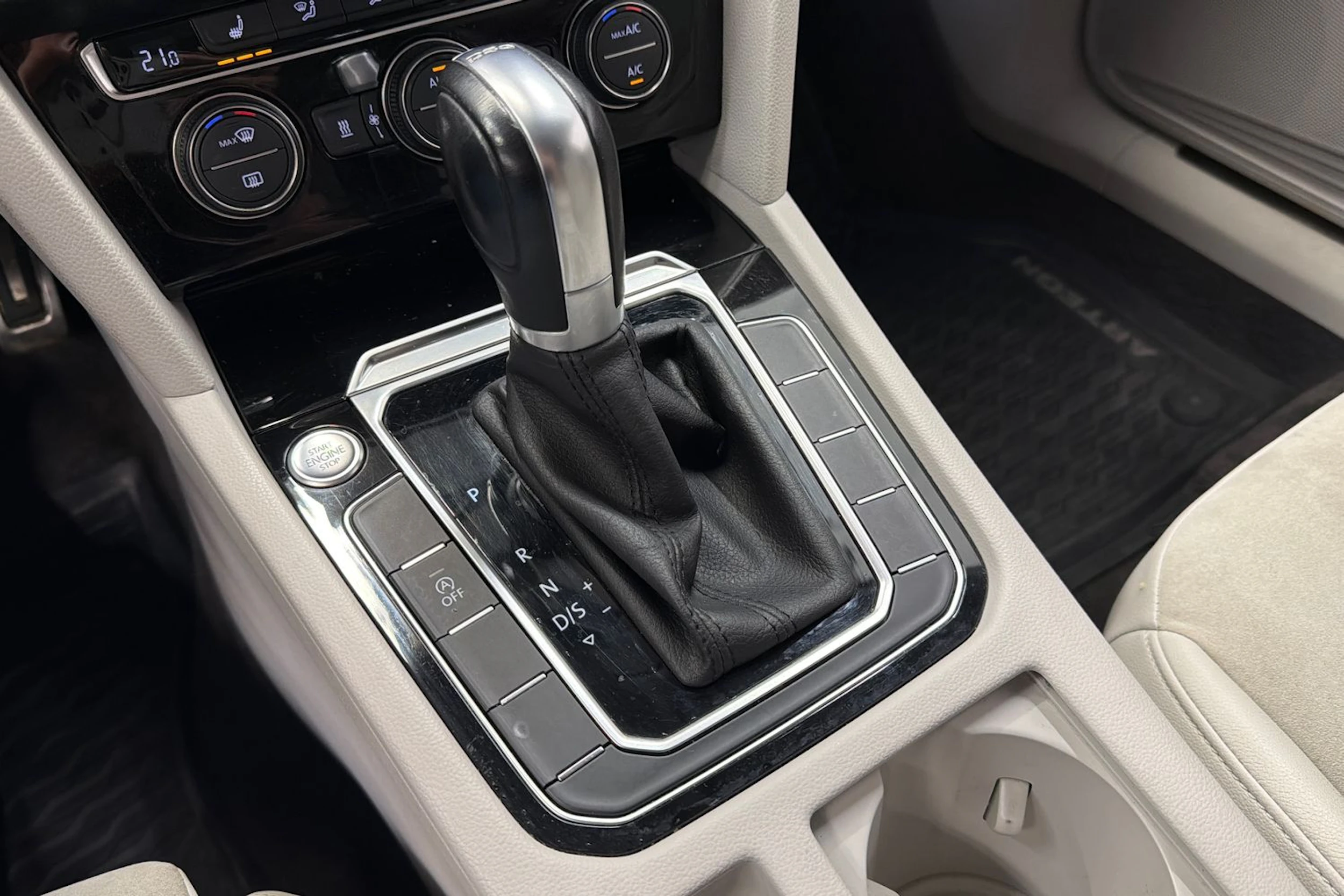 valkoinen Volkswagen Arteon 2018 kuva 26.