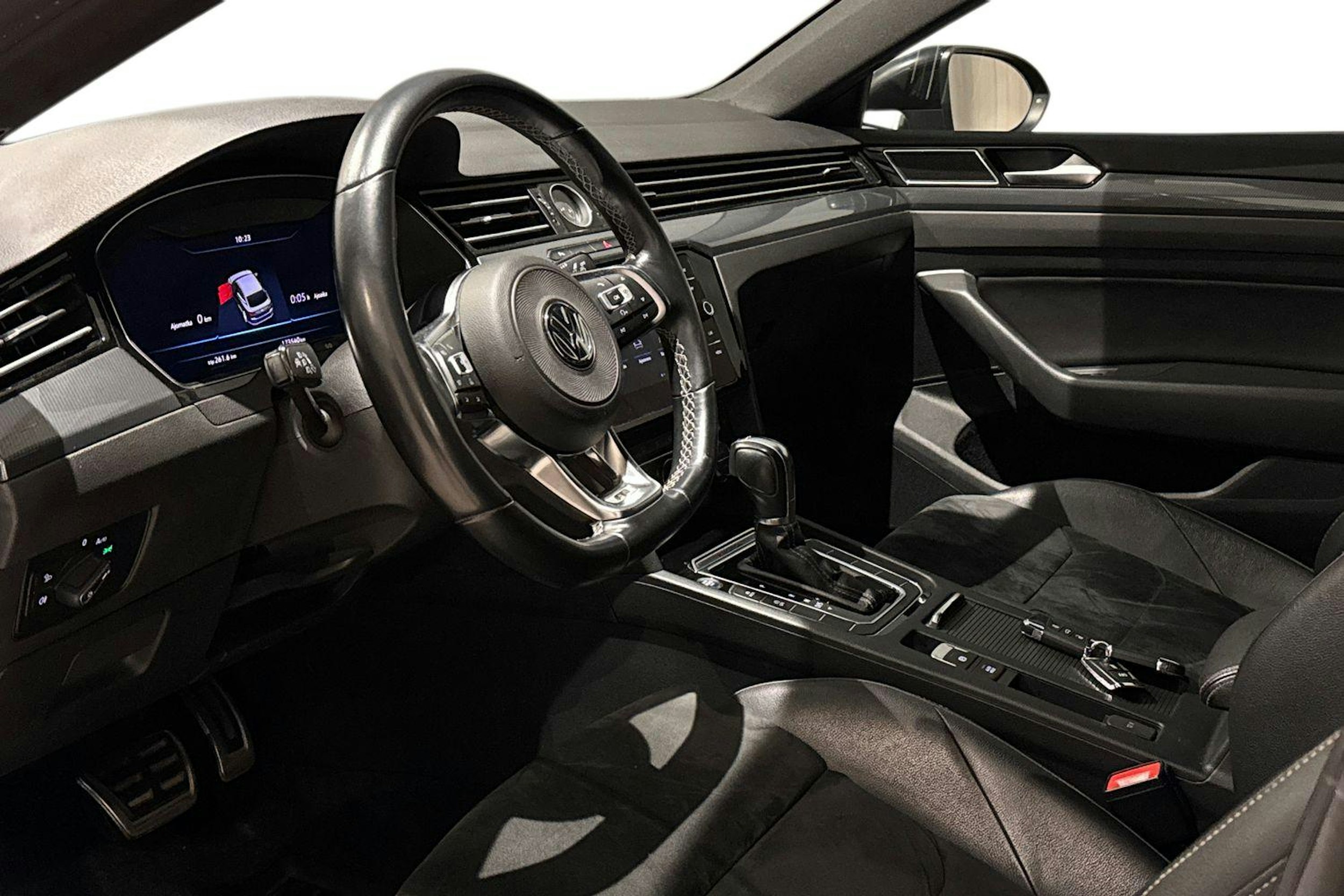 musta Volkswagen Arteon 2018 kuva 7.