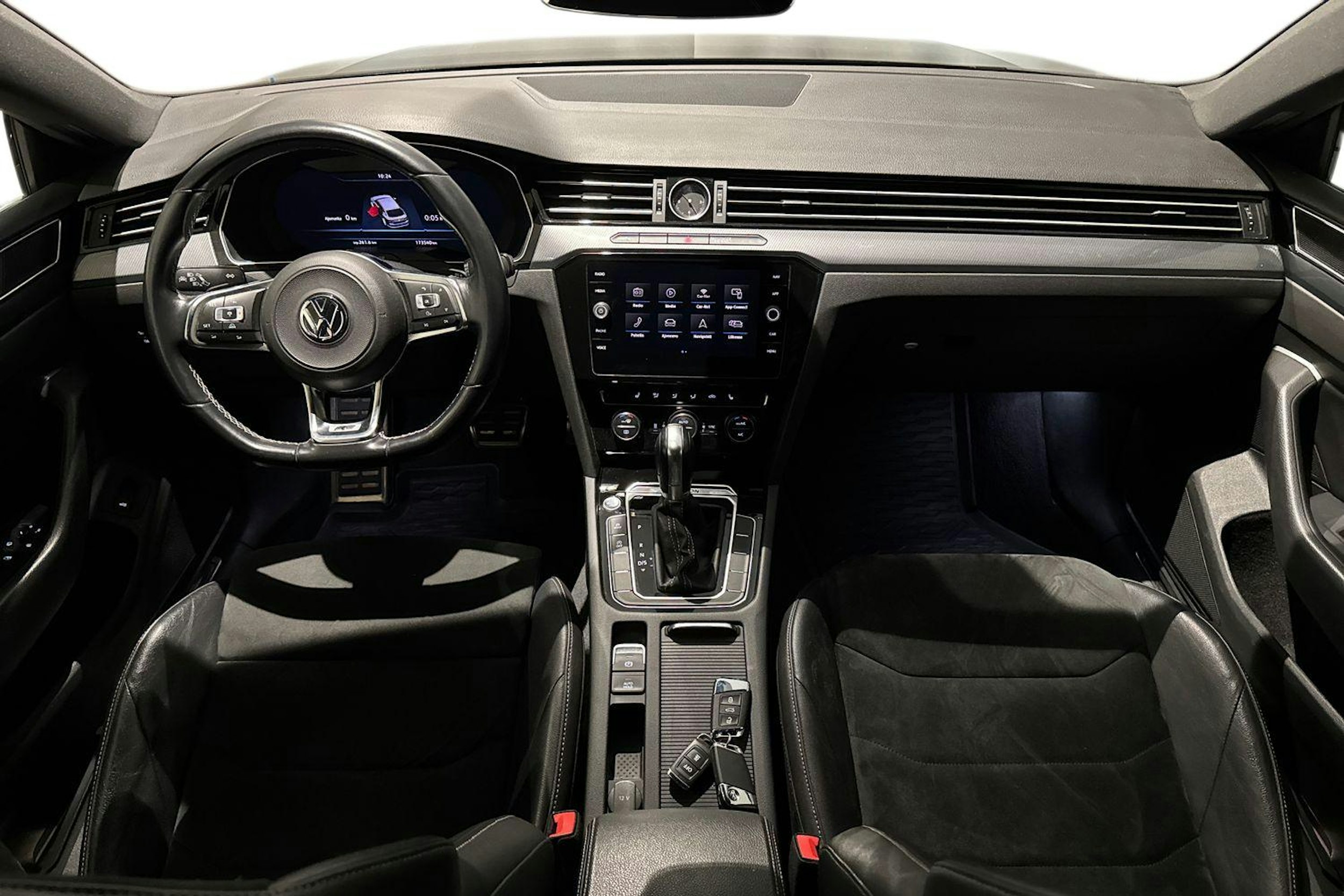 musta Volkswagen Arteon 2018 kuva 9.