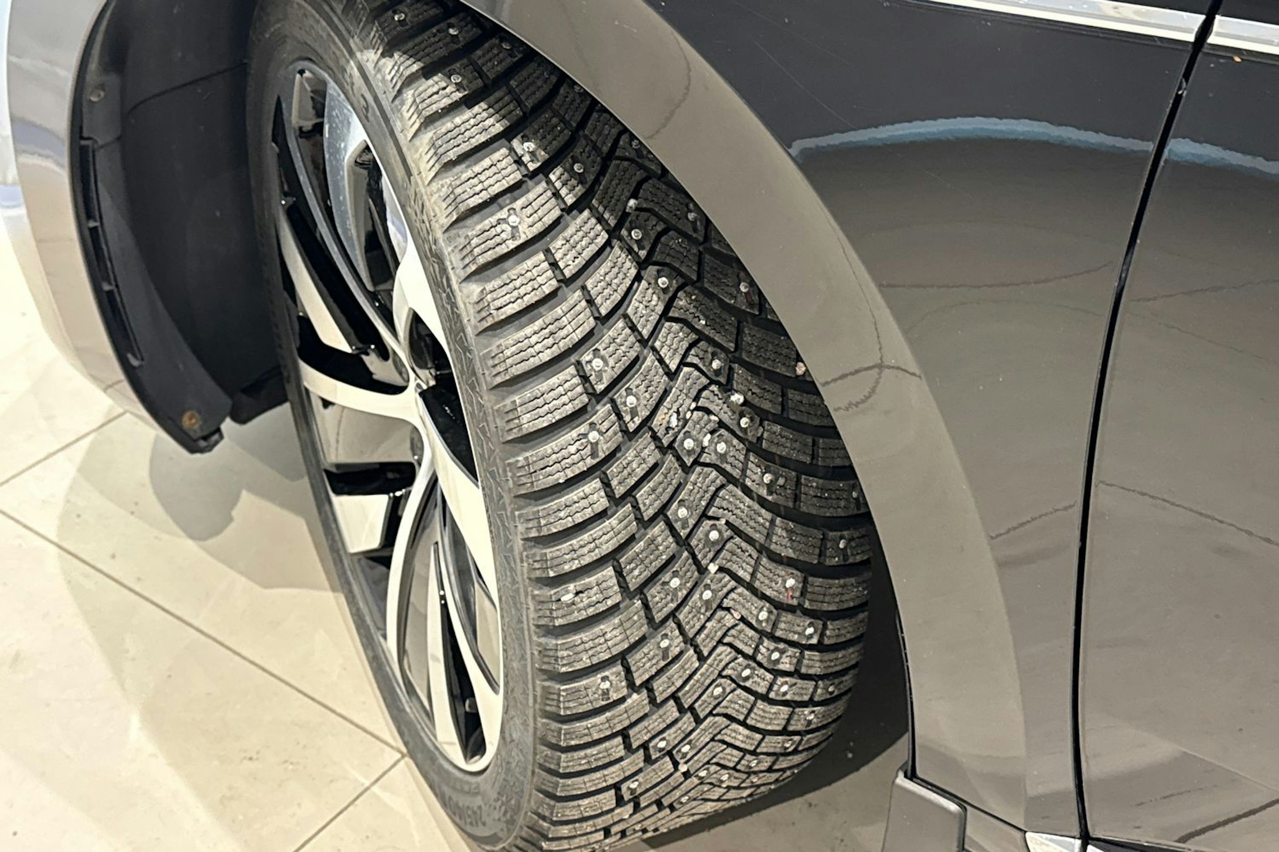 musta Volkswagen Arteon 2018 kuva 13.