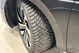 musta Volkswagen Arteon 2018 kuva 13.