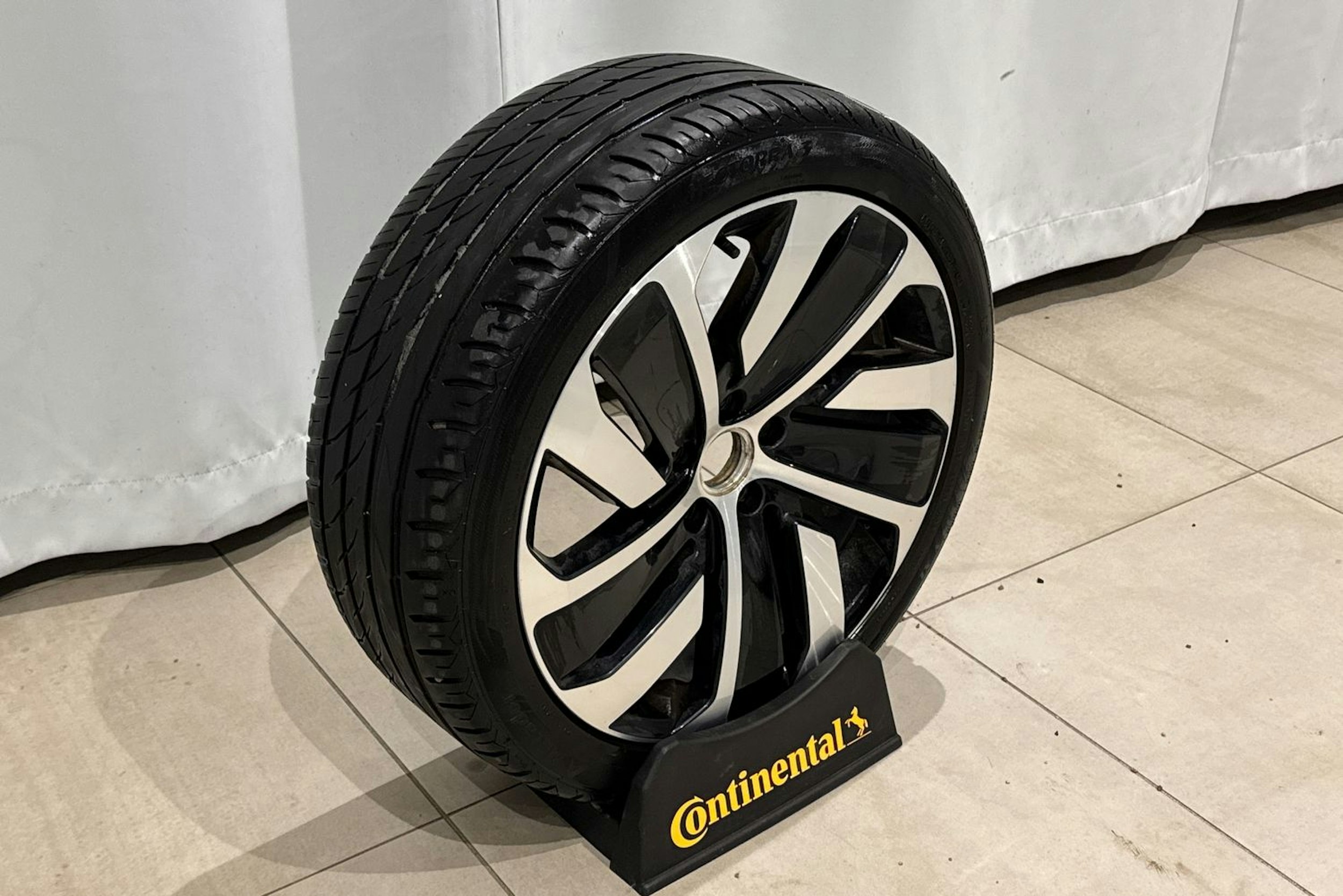 musta Volkswagen Arteon 2018 kuva 14.