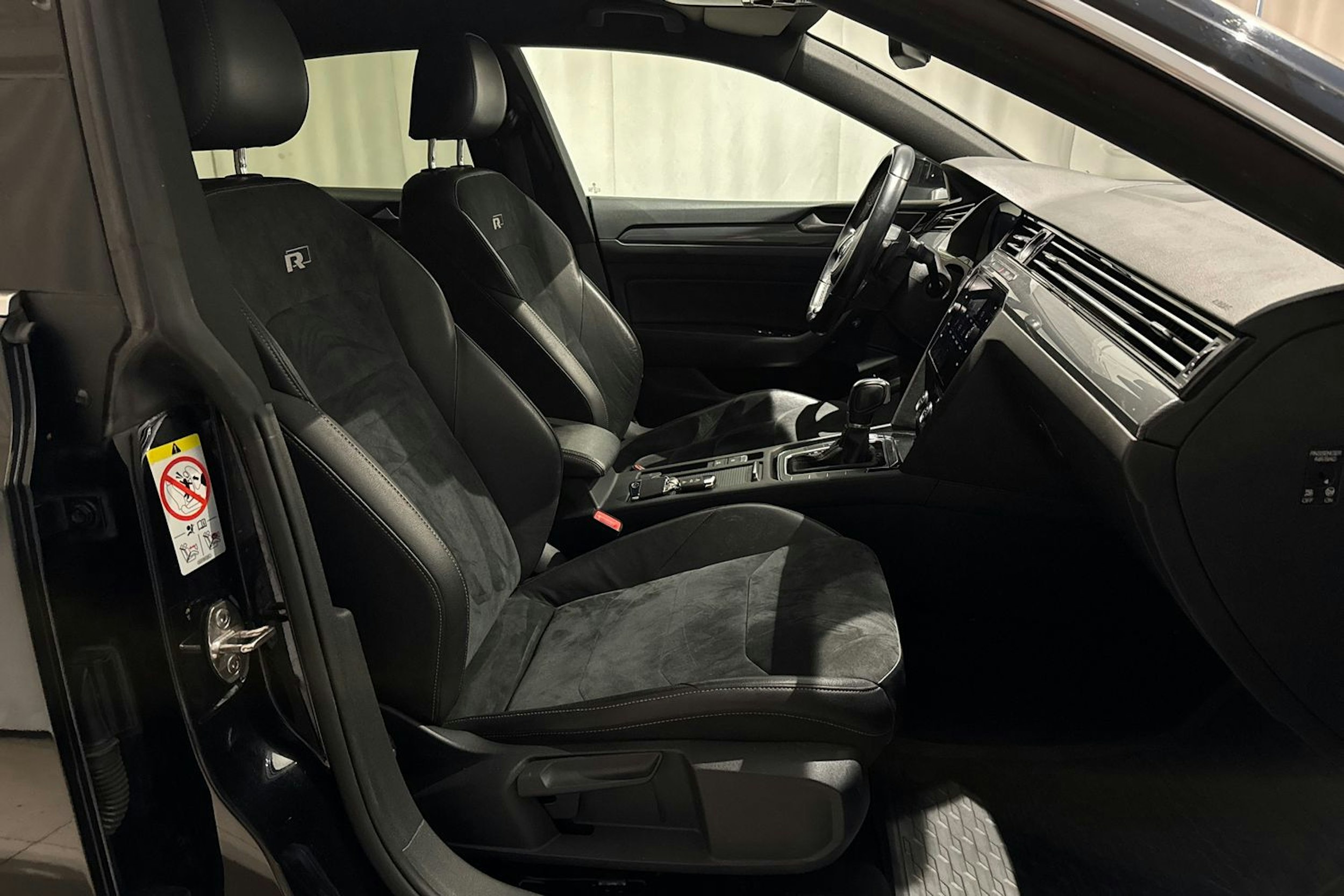 musta Volkswagen Arteon 2018 kuva 17.