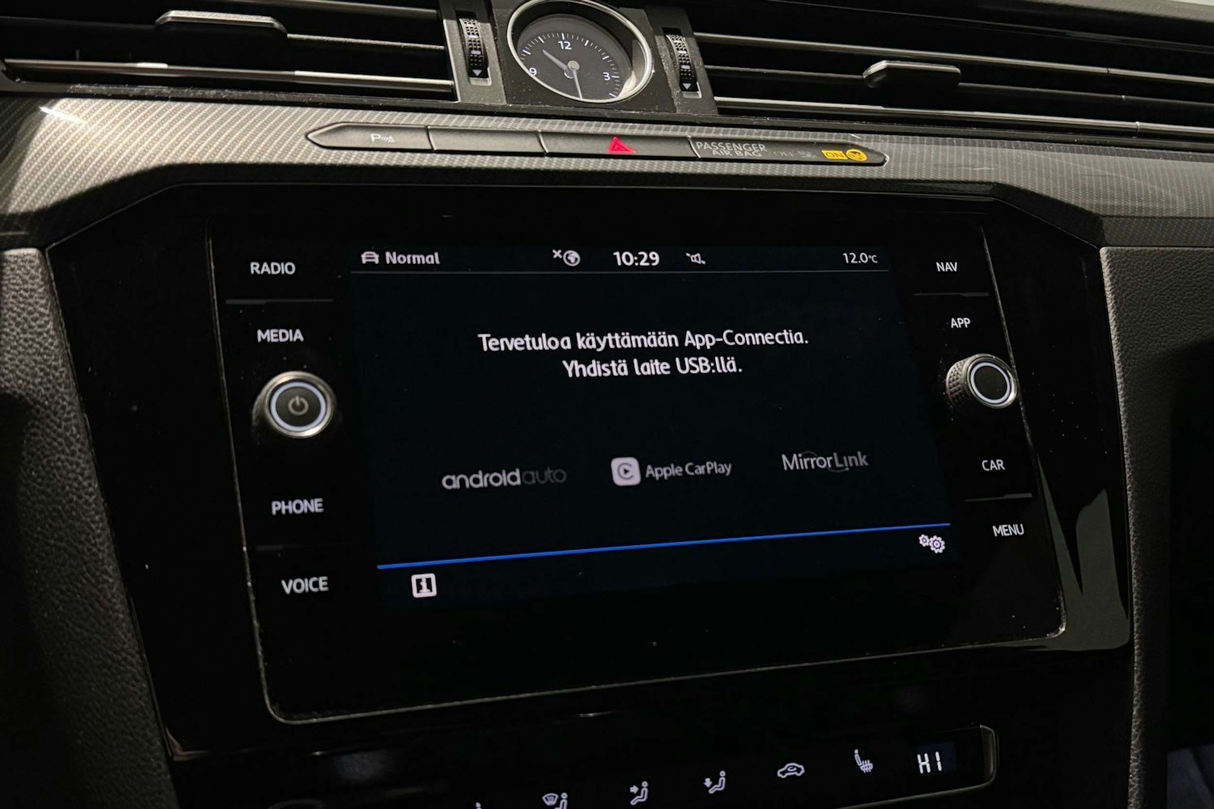 musta Volkswagen Arteon 2018 kuva 22.