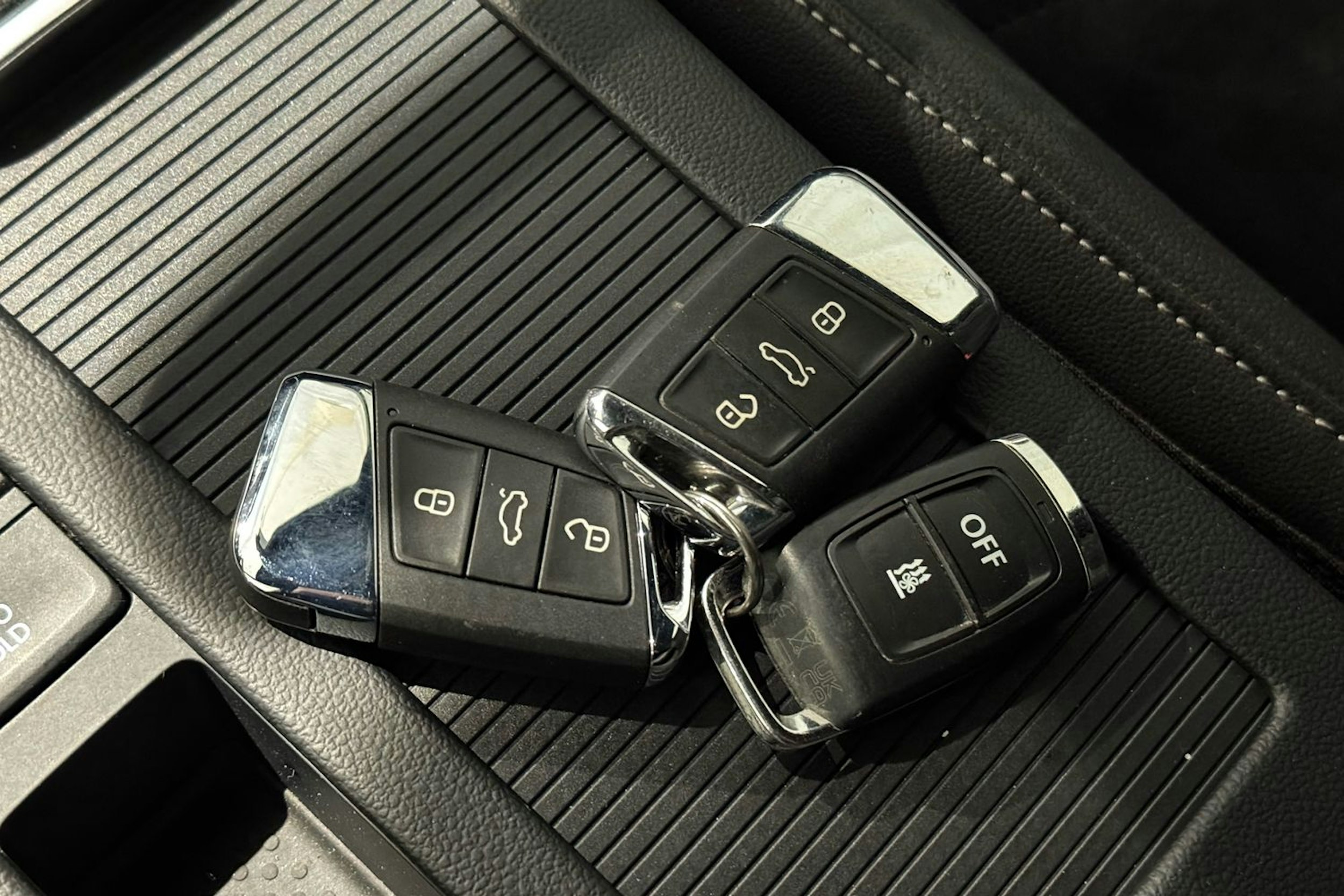 musta Volkswagen Arteon 2018 kuva 27.