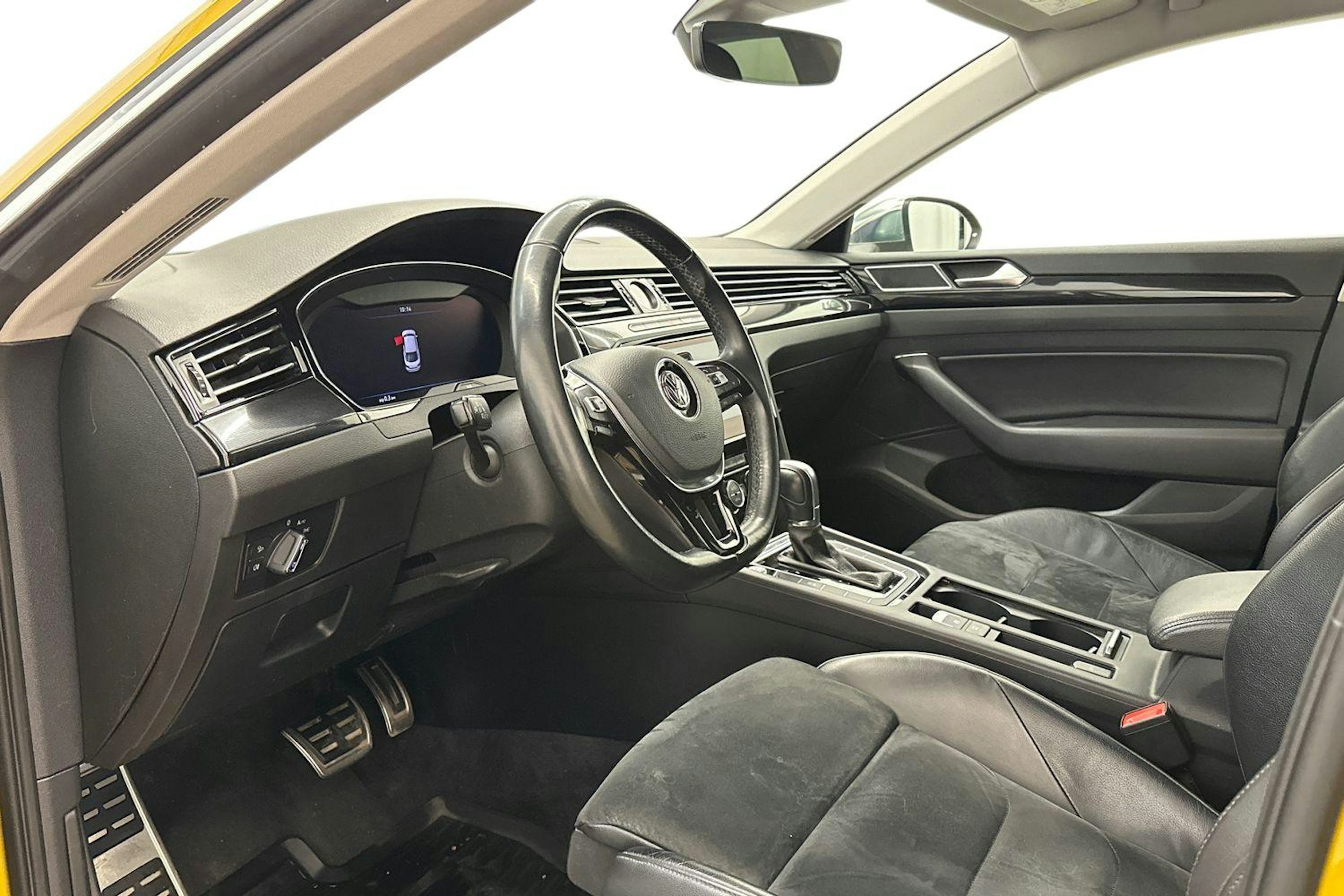 Keltainen Volkswagen Arteon 2018 kuva 7.