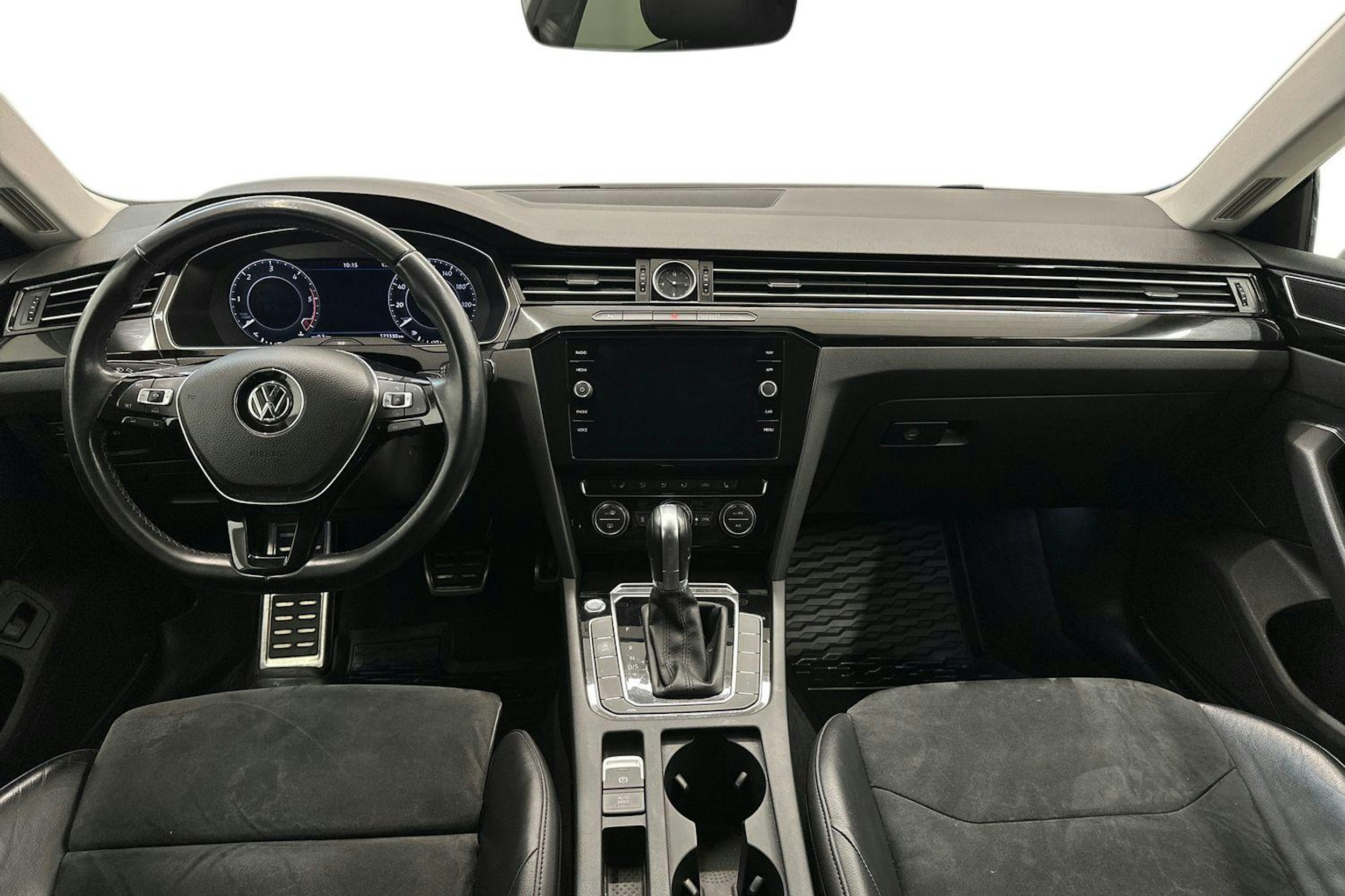 Keltainen Volkswagen Arteon 2018 kuva 9.