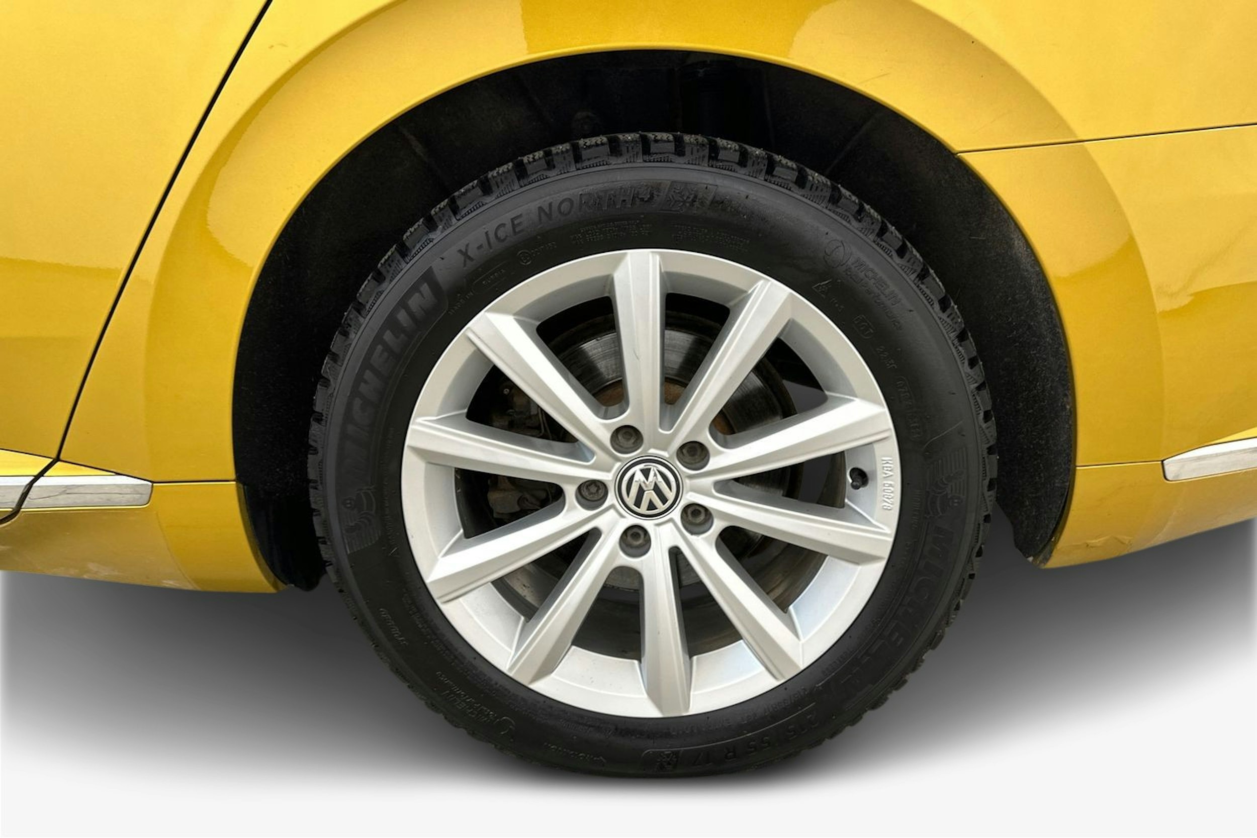 Keltainen Volkswagen Arteon 2018 kuva 11.