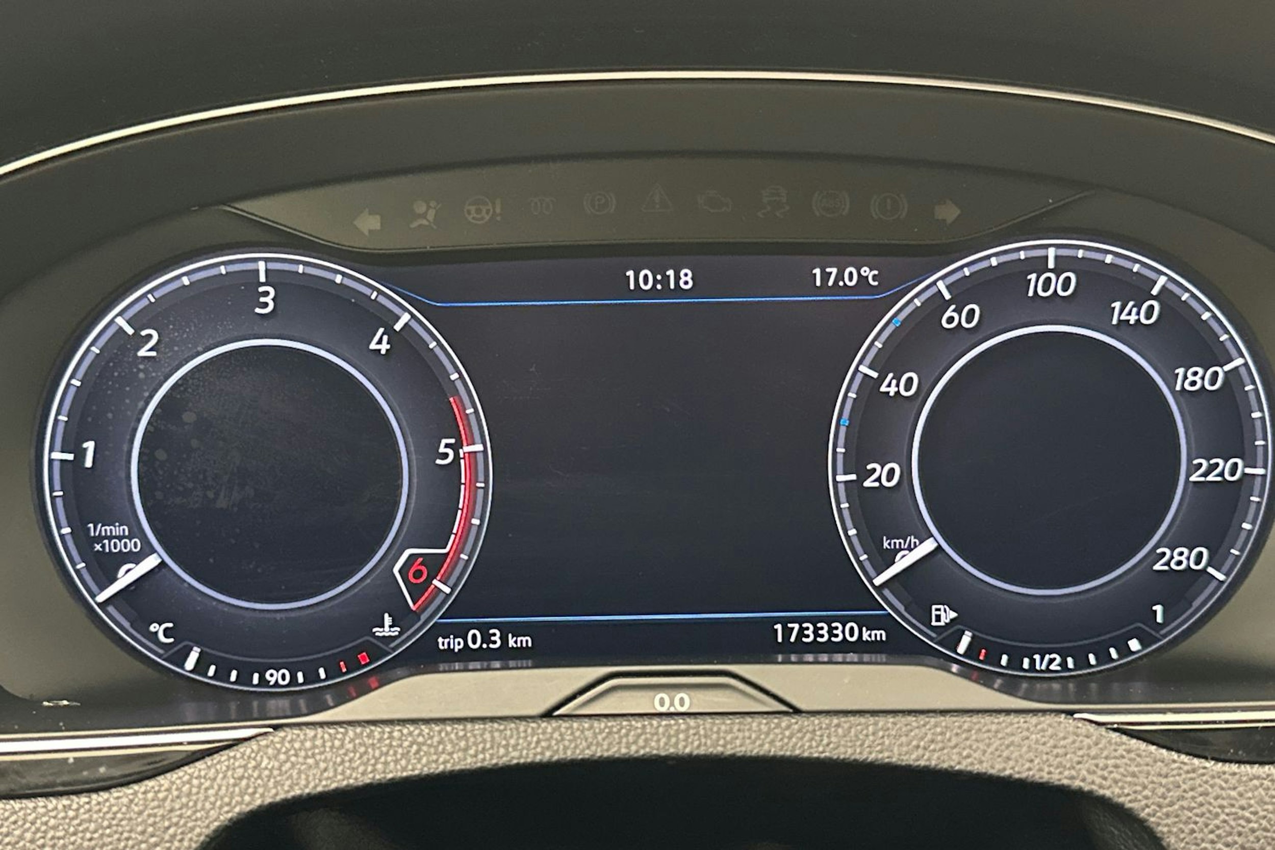 Keltainen Volkswagen Arteon 2018 kuva 17.