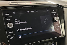 Keltainen Volkswagen Arteon 2018 kuva 18.