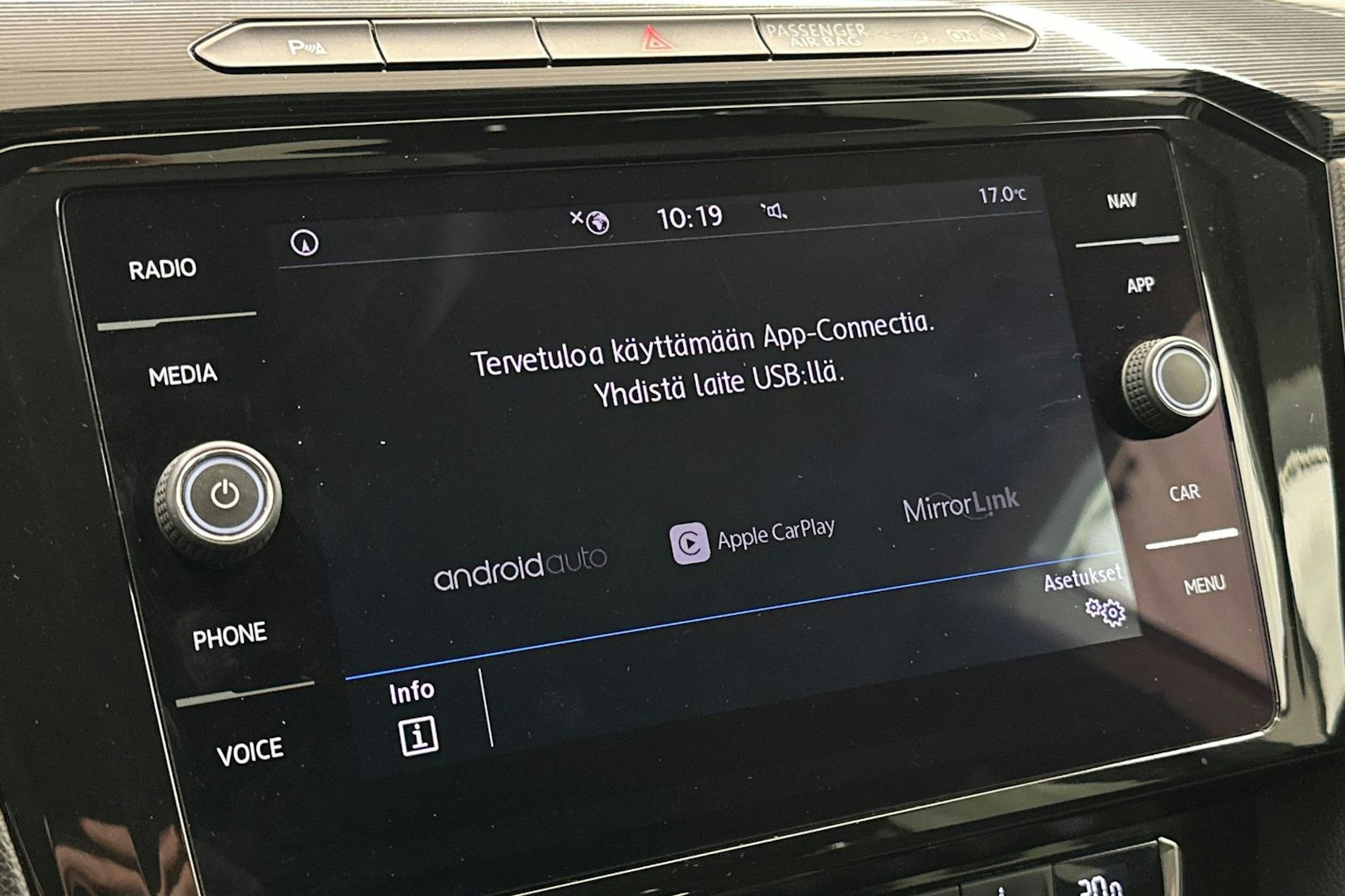 Keltainen Volkswagen Arteon 2018 kuva 20.