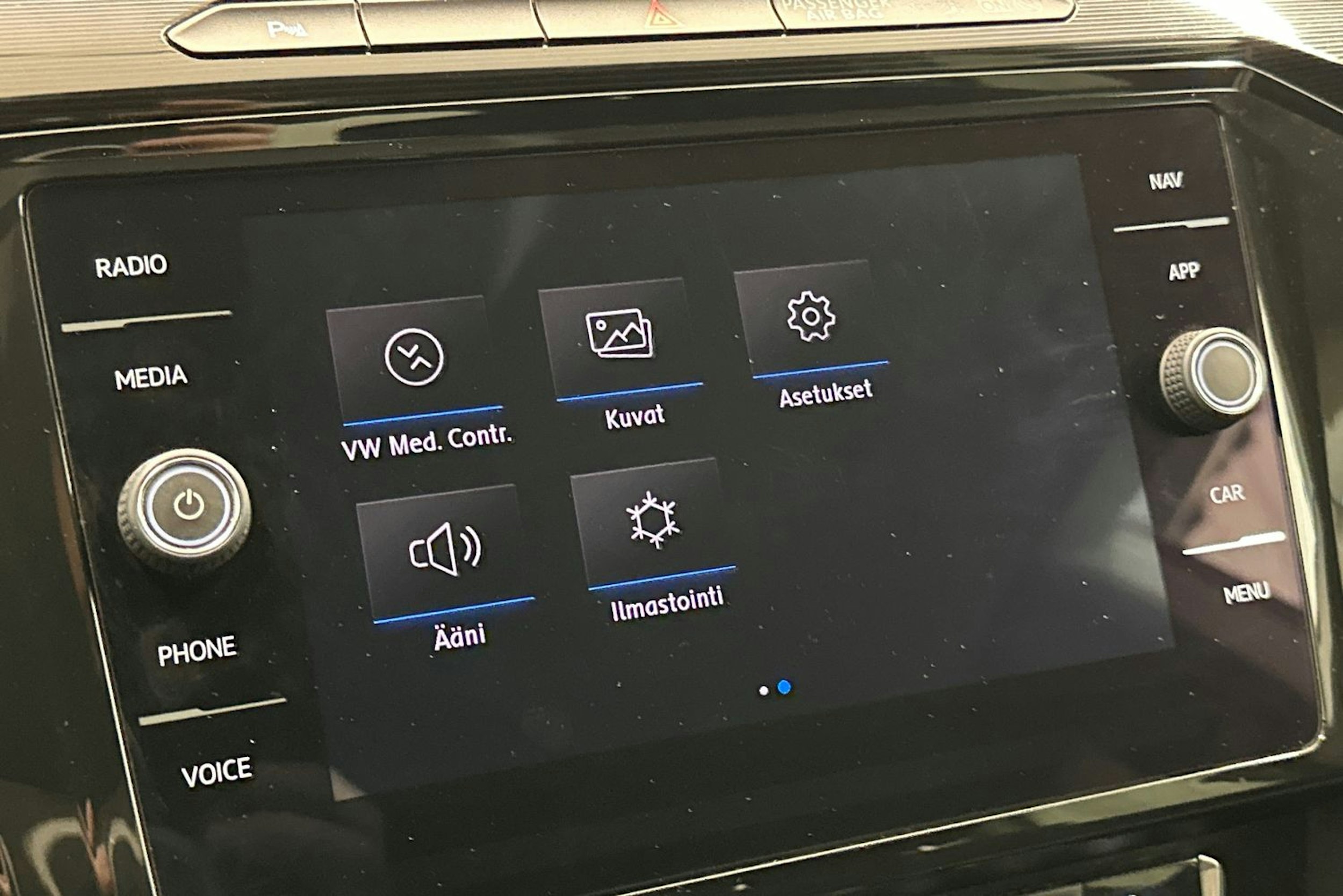 Keltainen Volkswagen Arteon 2018 kuva 22.