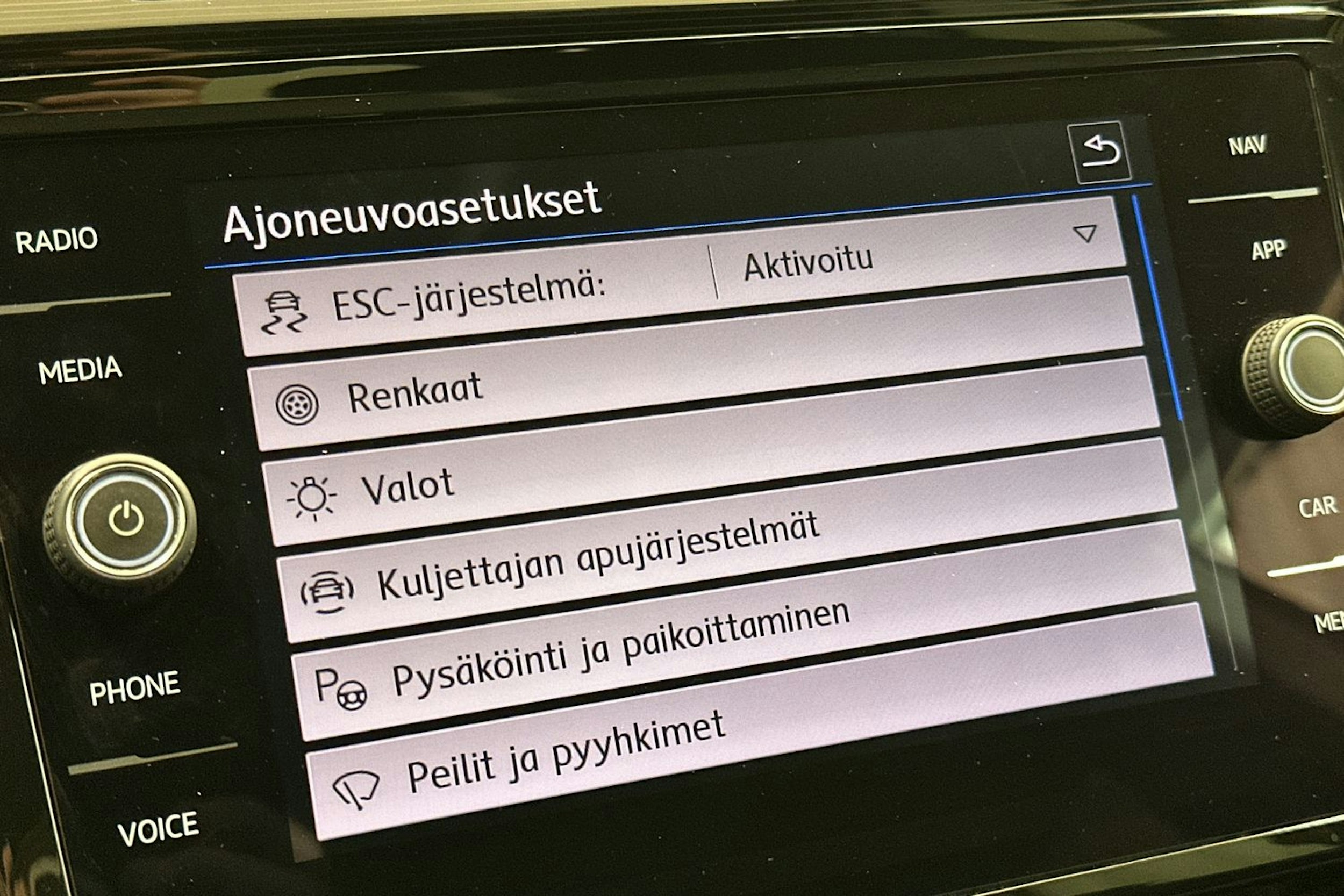 Keltainen Volkswagen Arteon 2018 kuva 23.