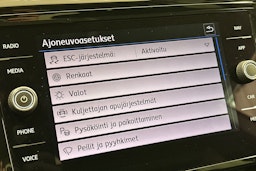 Keltainen Volkswagen Arteon 2018 kuva 23.