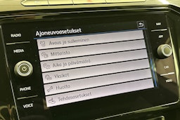Keltainen Volkswagen Arteon 2018 kuva 24.