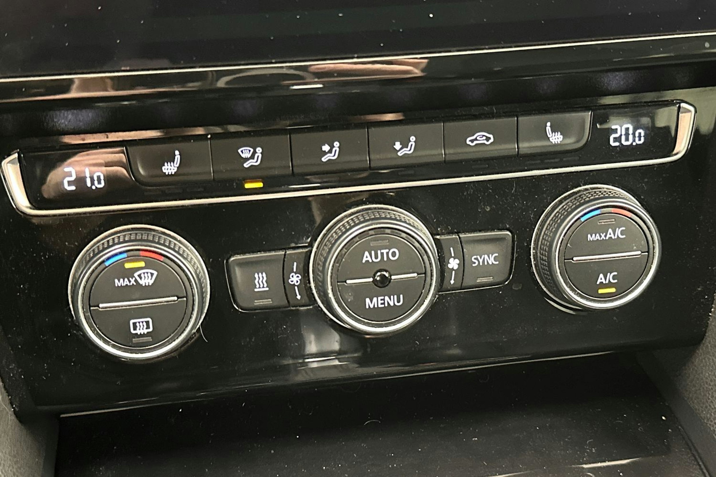 Keltainen Volkswagen Arteon 2018 kuva 26.