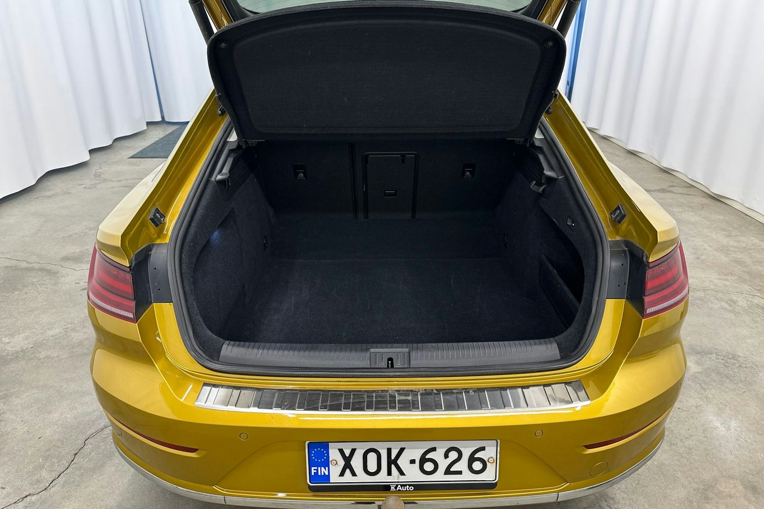 Keltainen Volkswagen Arteon 2018 kuva 28.