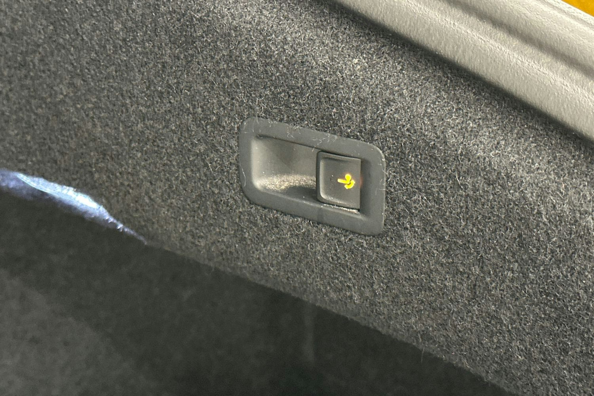 Keltainen Volkswagen Arteon 2018 kuva 30.