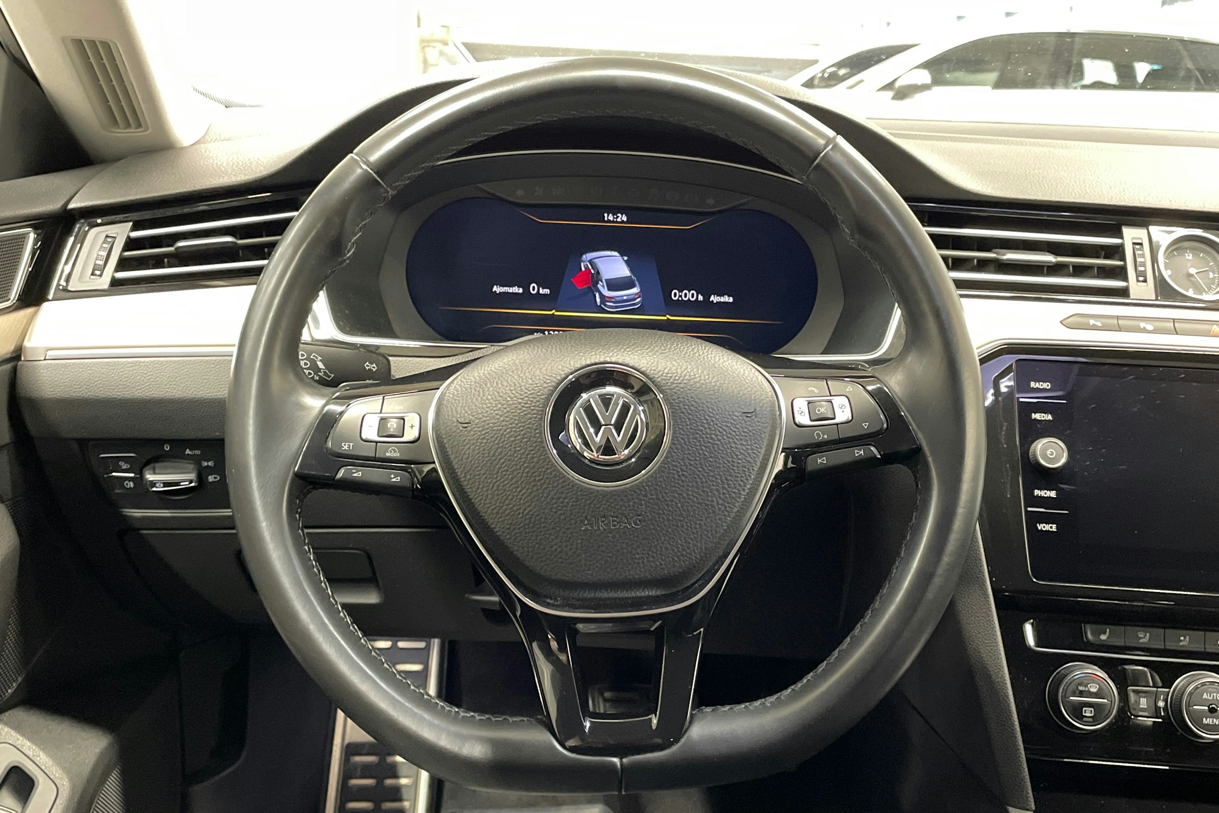 valkoinen Volkswagen Arteon 2018 kuva 12.