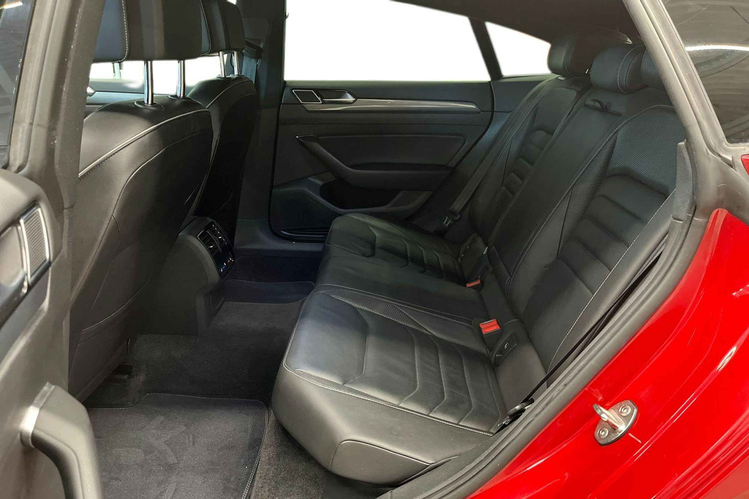 punainen Volkswagen Arteon 2018 kuva 10.