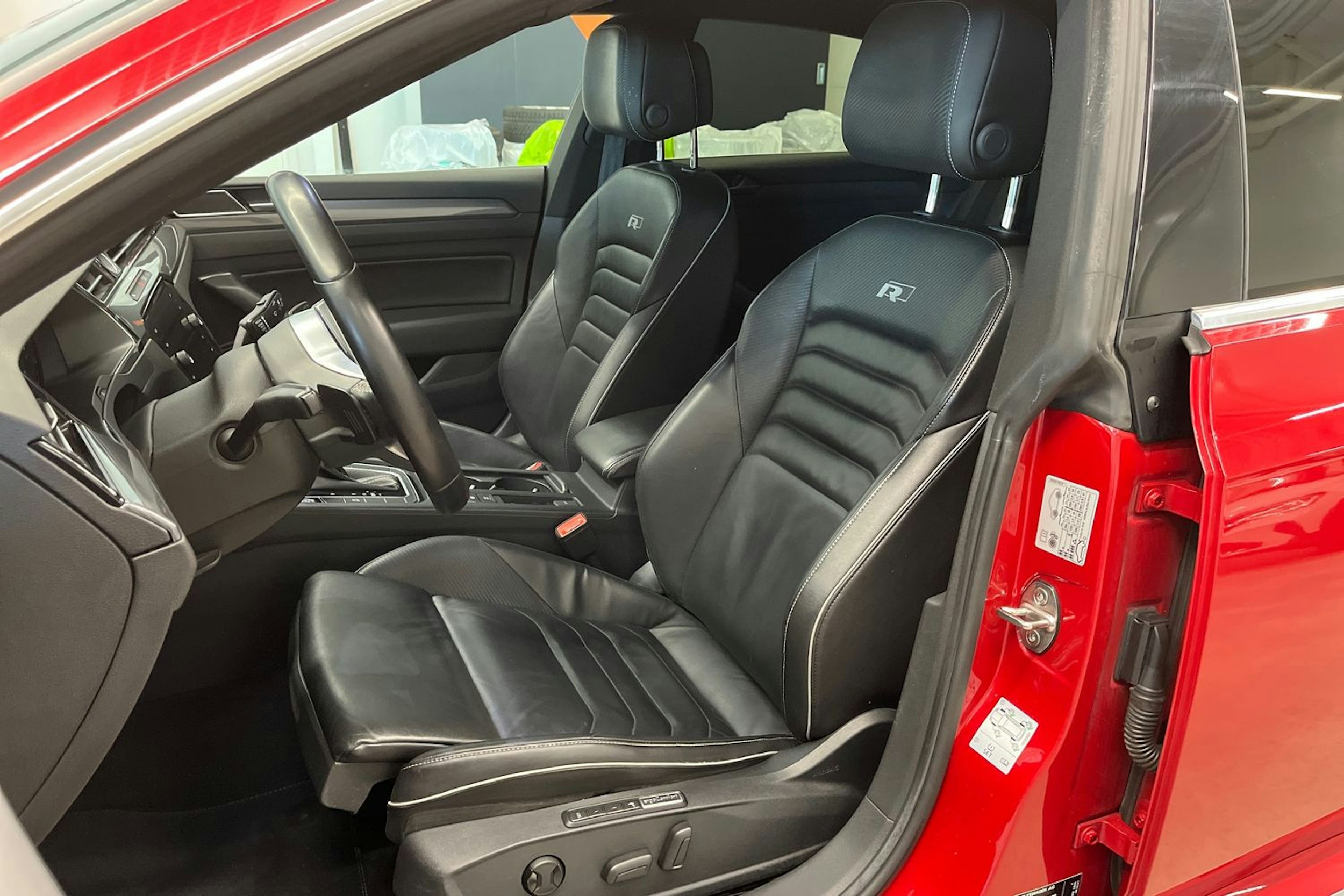 punainen Volkswagen Arteon 2018 kuva 14.