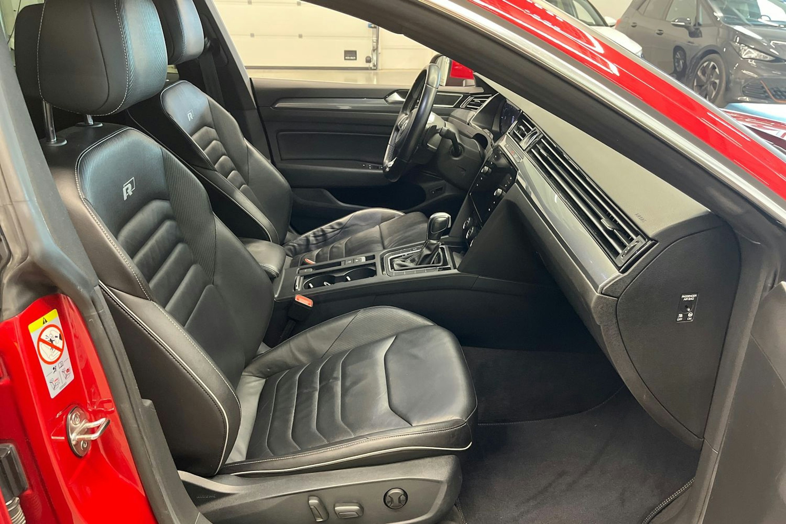 punainen Volkswagen Arteon 2018 kuva 15.