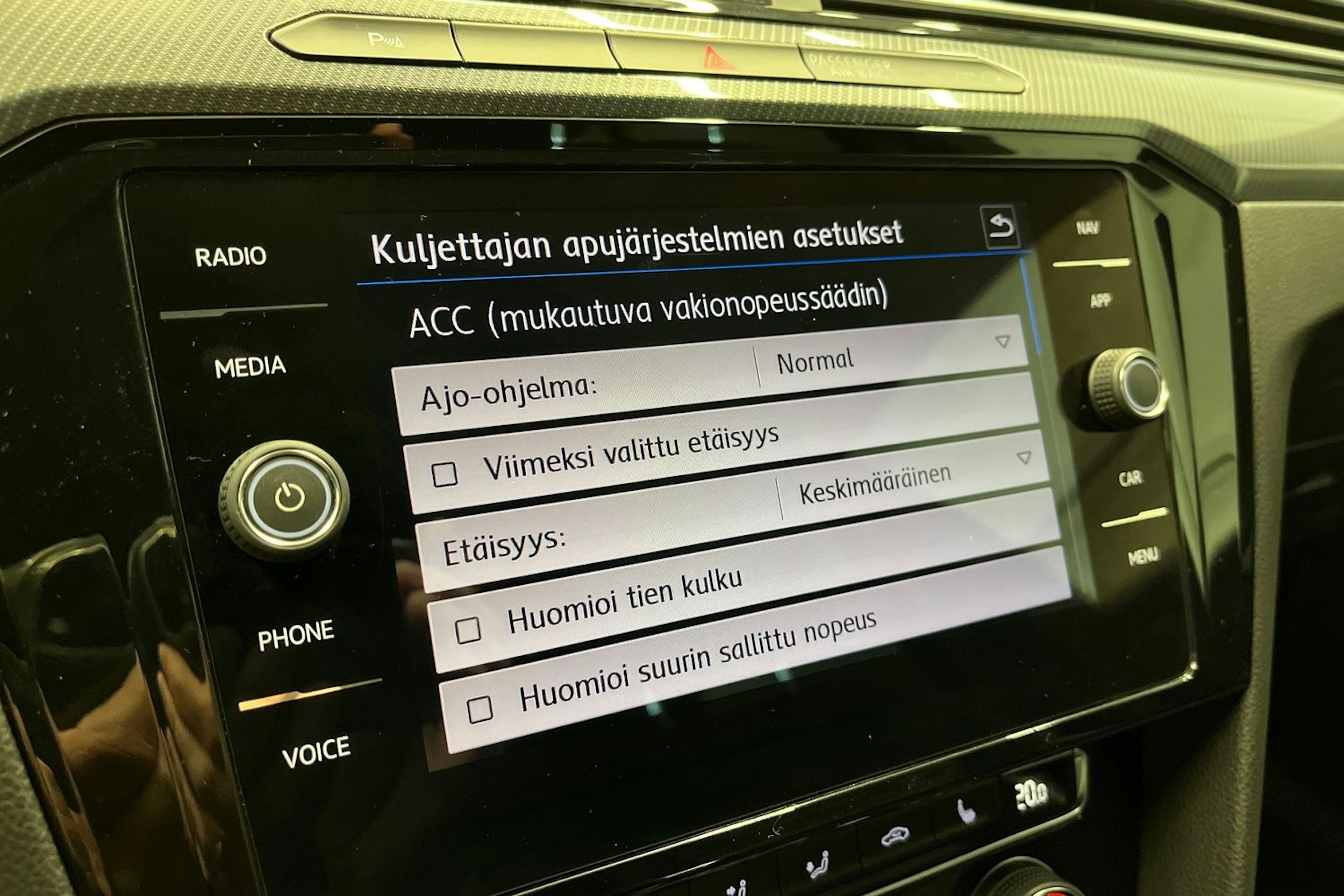 punainen Volkswagen Arteon 2018 kuva 20.