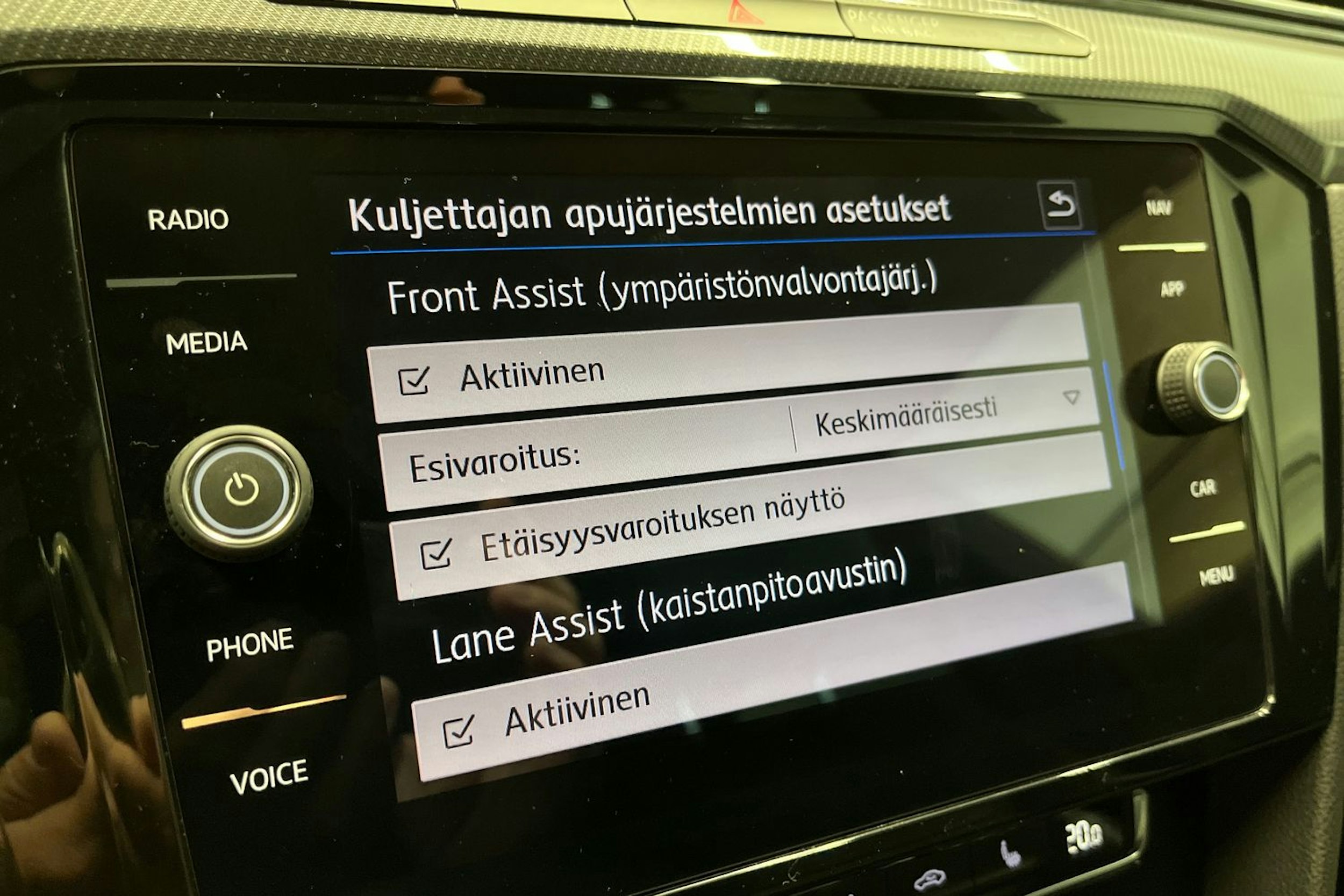 punainen Volkswagen Arteon 2018 kuva 21.