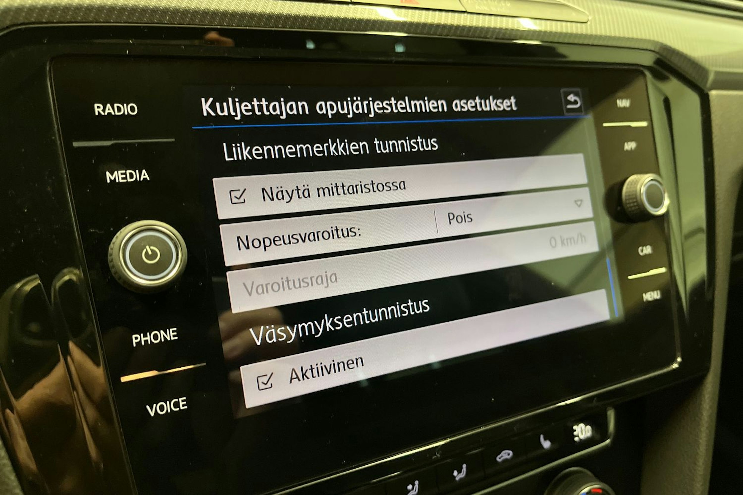 punainen Volkswagen Arteon 2018 kuva 22.