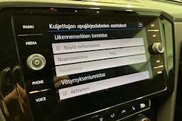 punainen Volkswagen Arteon 2018 kuva 22.