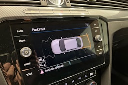 punainen Volkswagen Arteon 2018 kuva 23.