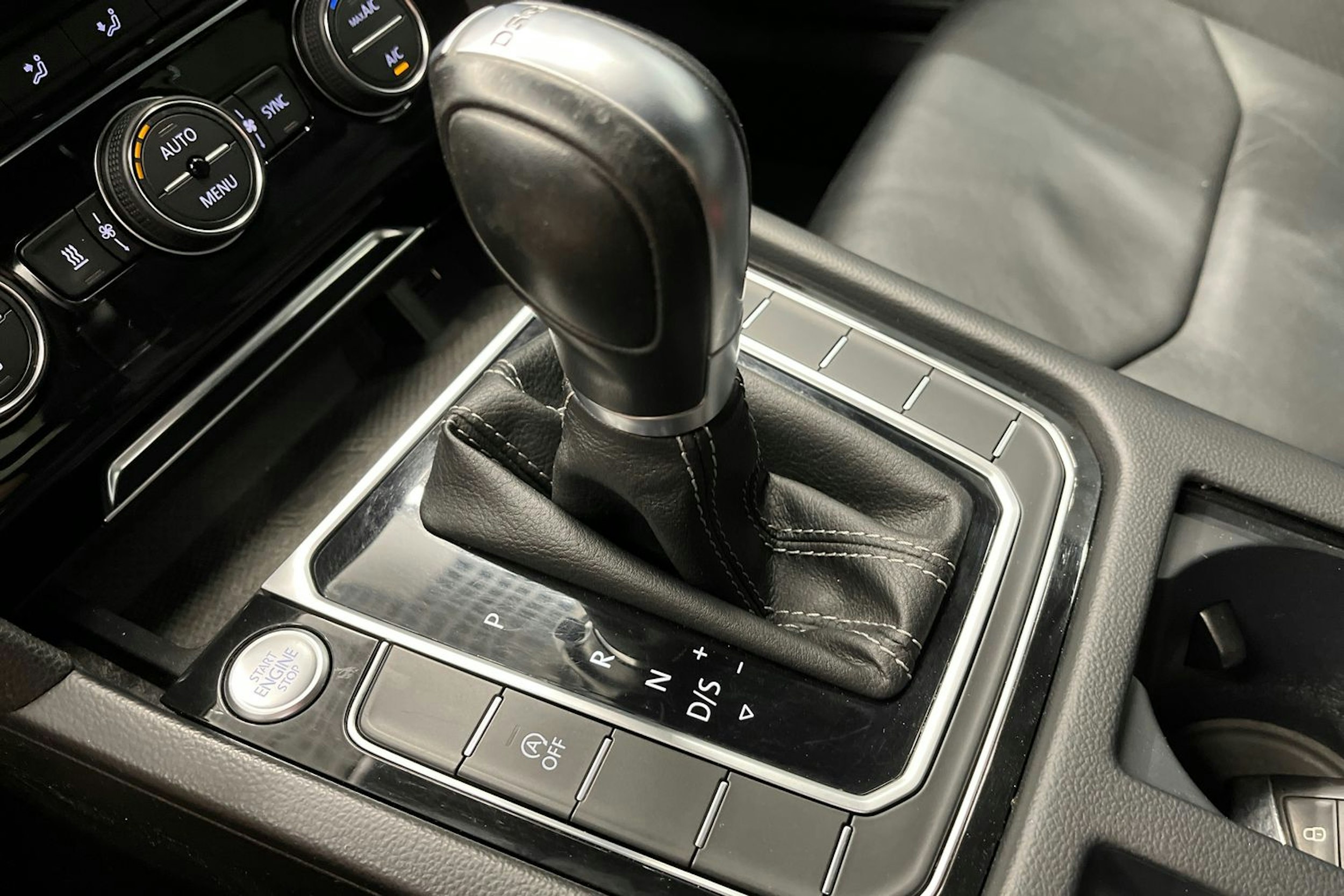 punainen Volkswagen Arteon 2018 kuva 25.