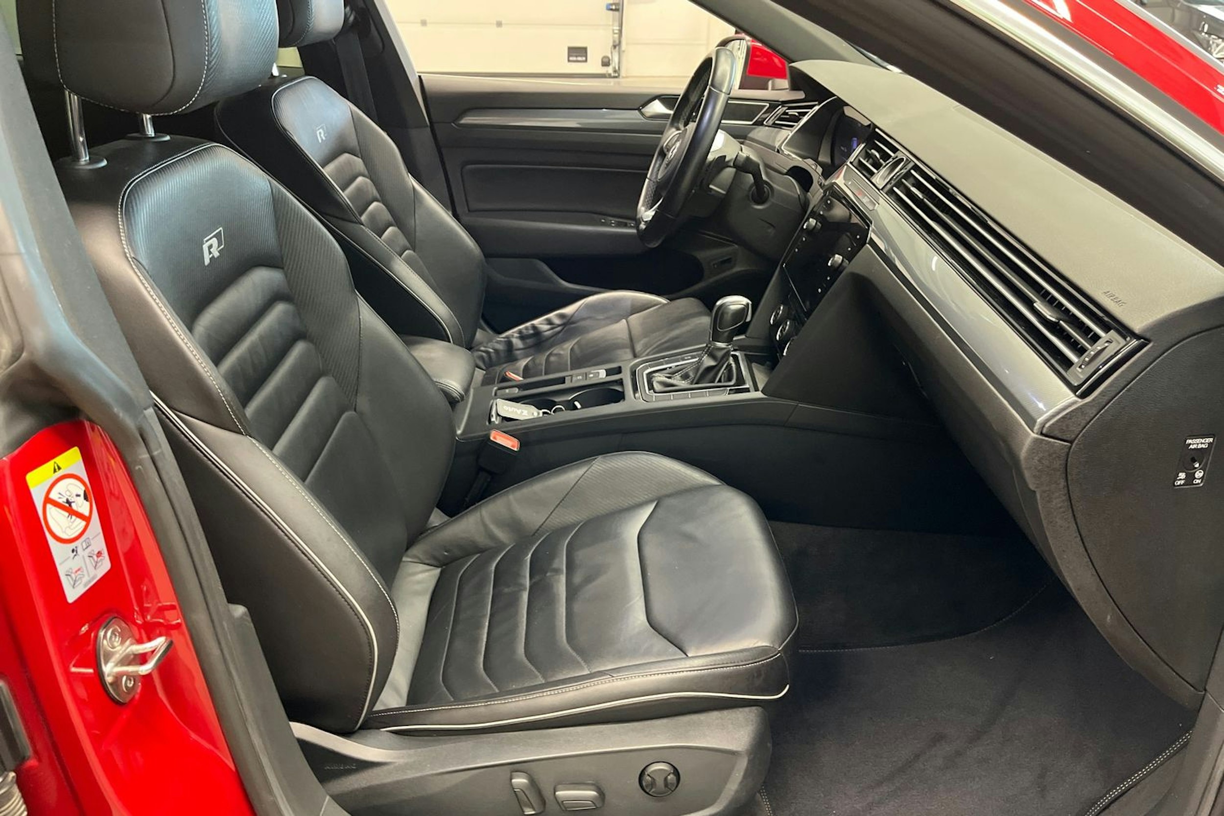 punainen Volkswagen Arteon 2018 kuva 35.