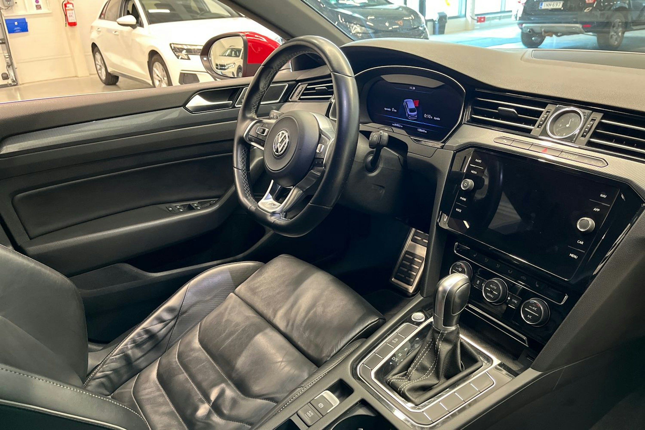 punainen Volkswagen Arteon 2018 kuva 36.