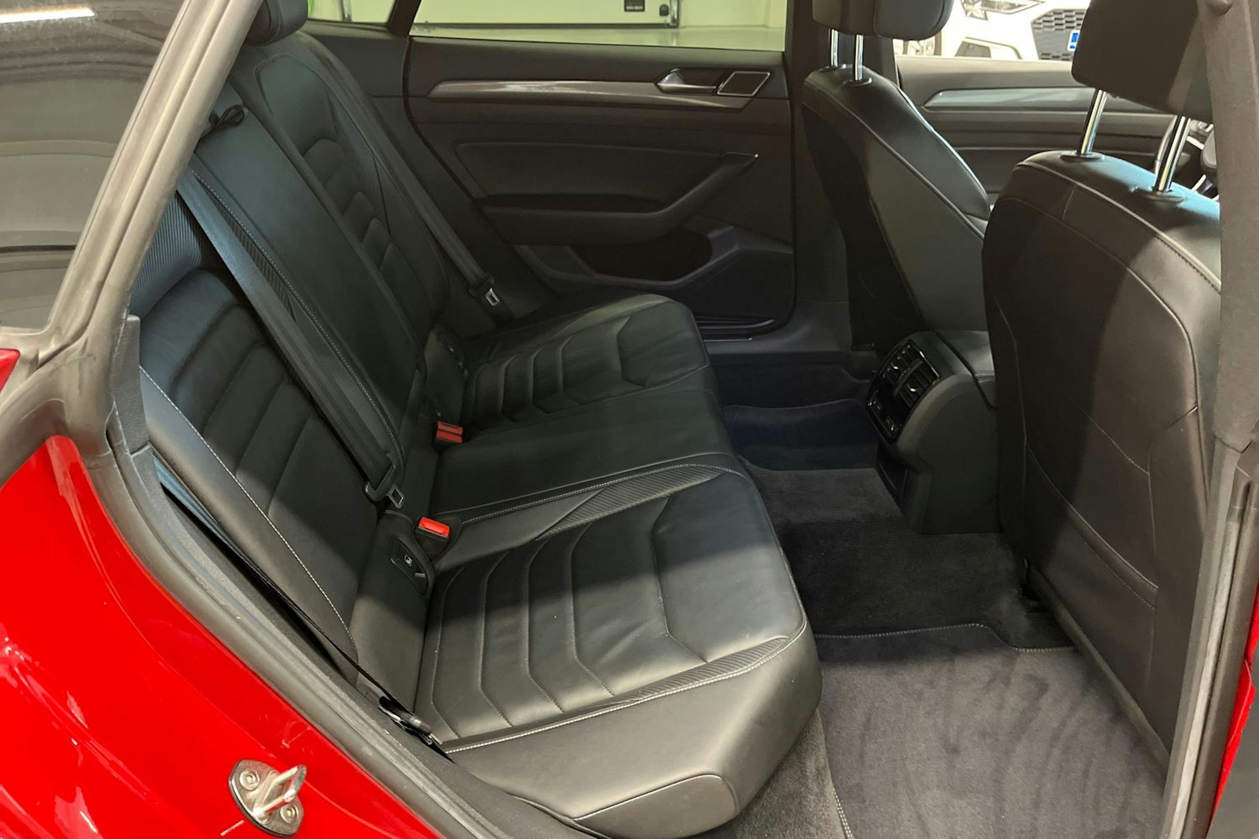 punainen Volkswagen Arteon 2018 kuva 37.