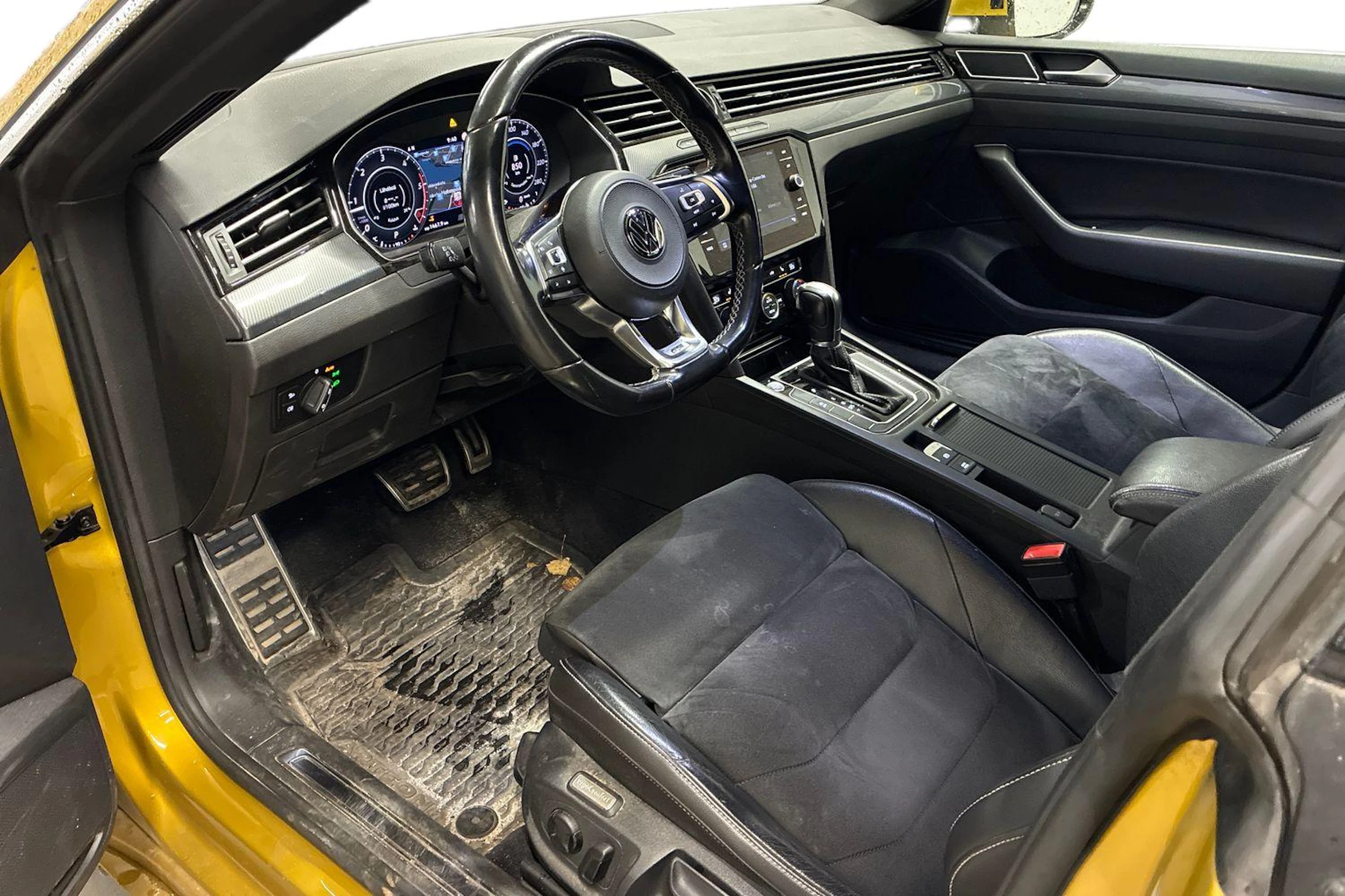 keltainen Volkswagen Arteon 2019 kuva 3.