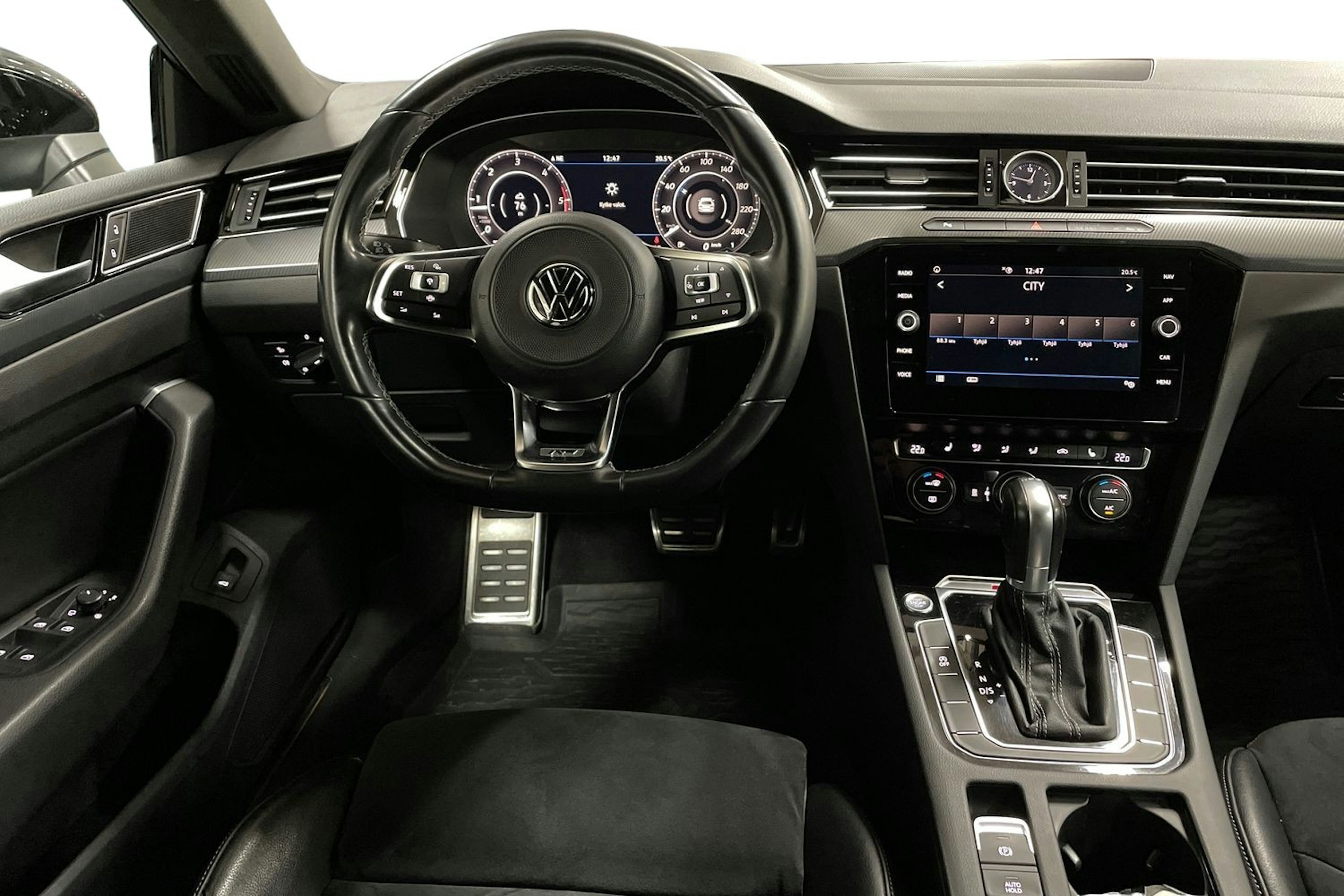 Musta Volkswagen Arteon 2019 kuva 9.