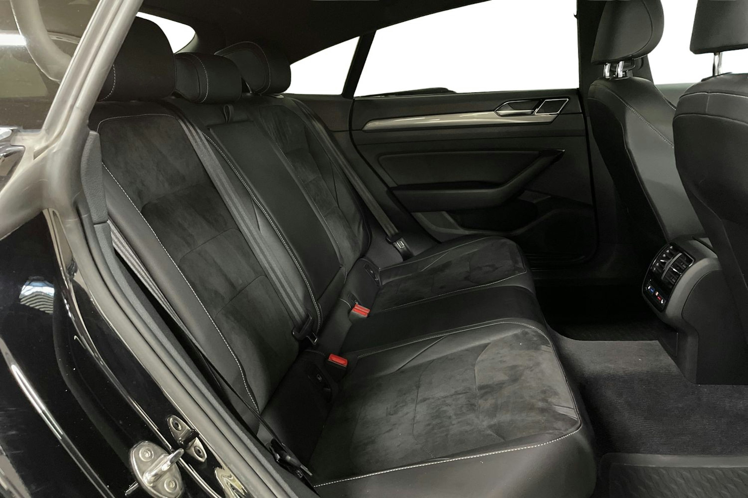 Musta Volkswagen Arteon 2019 kuva 10.